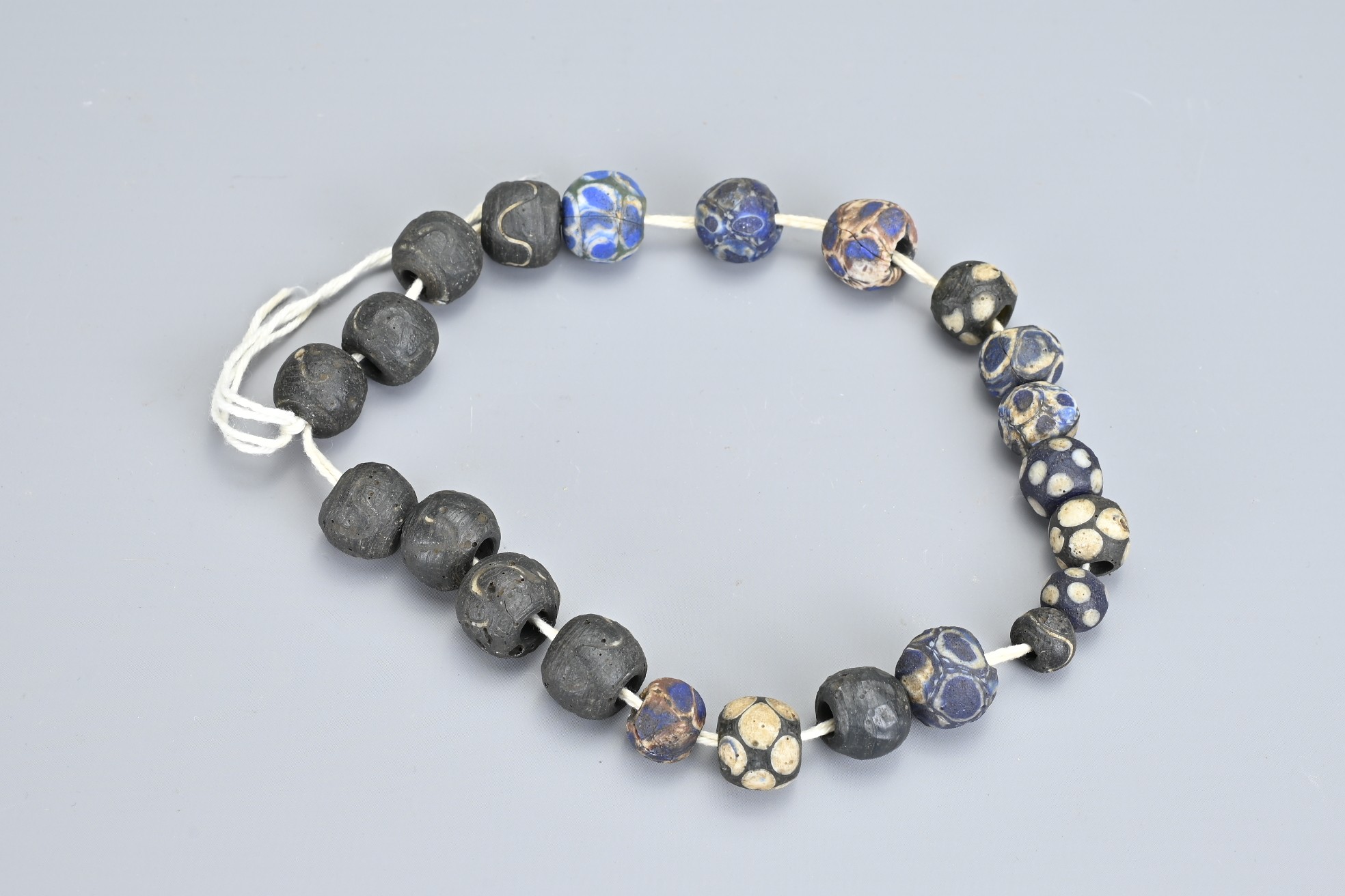 A GROUP OF ANCIENT GLASS AND STONE ITEMS. Comprising a Sumerian beaded necklace with 'Certificate of - Image 3 of 5