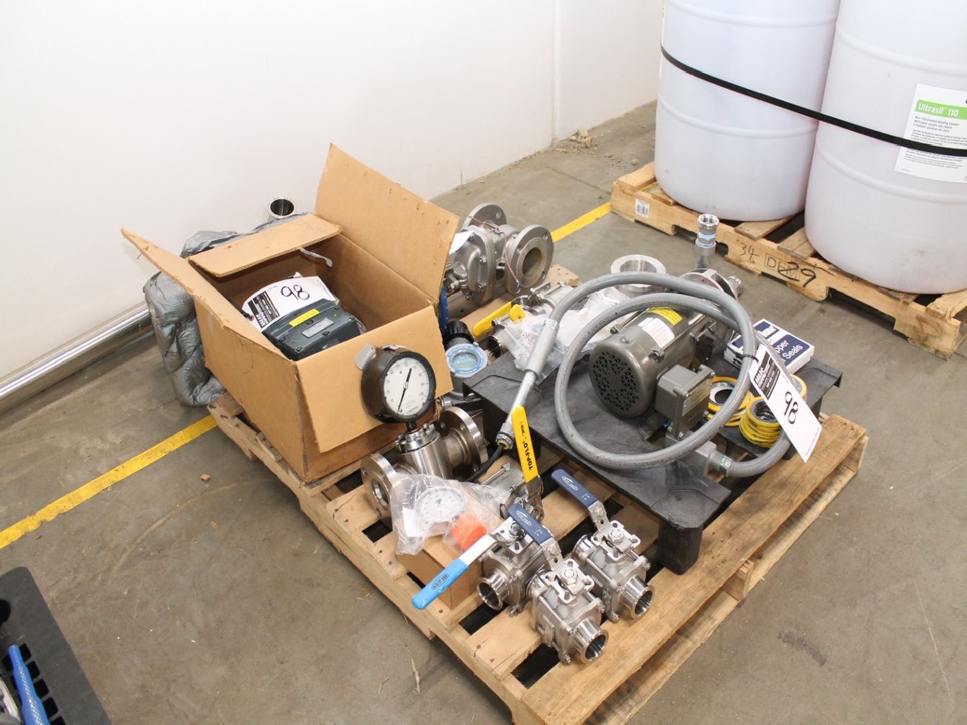 LOT CONTENTS OF PALLET WITH MISCELLANEOUS PUMPS, GAUGES, VALVES, METERS - Image 3 of 12