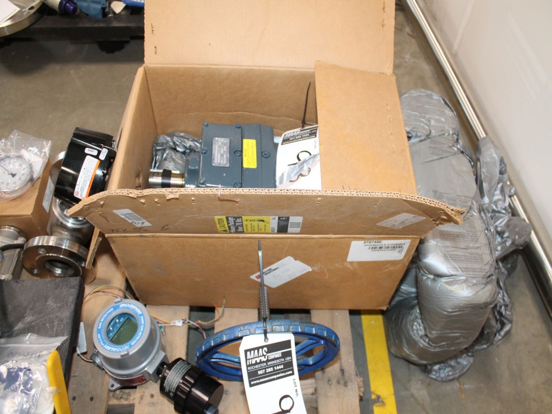 LOT CONTENTS OF PALLET WITH MISCELLANEOUS PUMPS, GAUGES, VALVES, METERS - Image 9 of 12