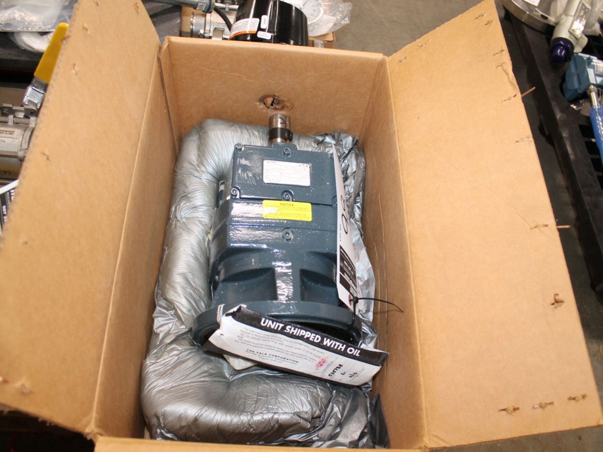 LOT CONTENTS OF PALLET WITH MISCELLANEOUS PUMPS, GAUGES, VALVES, METERS - Image 11 of 12