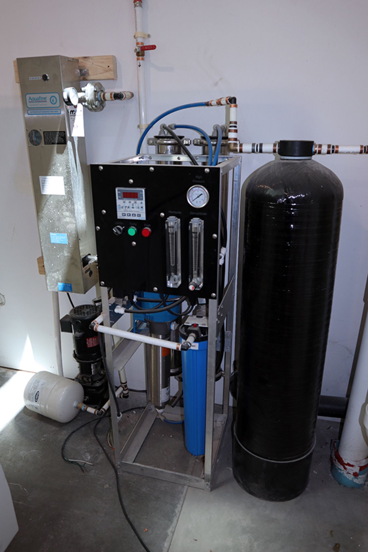 Aquafine SL-1 DI WATER PRODUCTION SYSTEM including pump and UV sterilization