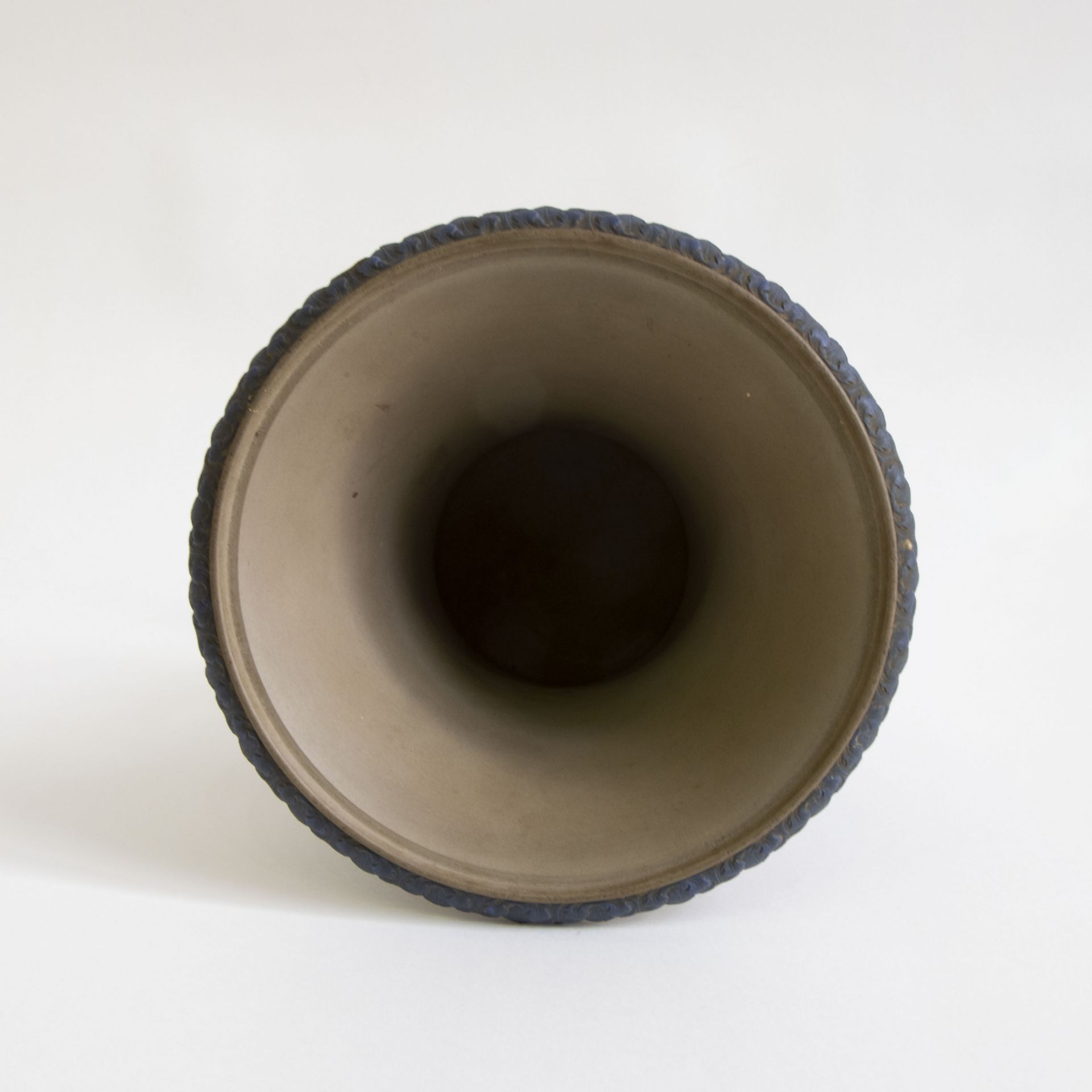 A Jasperware Wedgwood lidded vase - Bild 6 aus 8