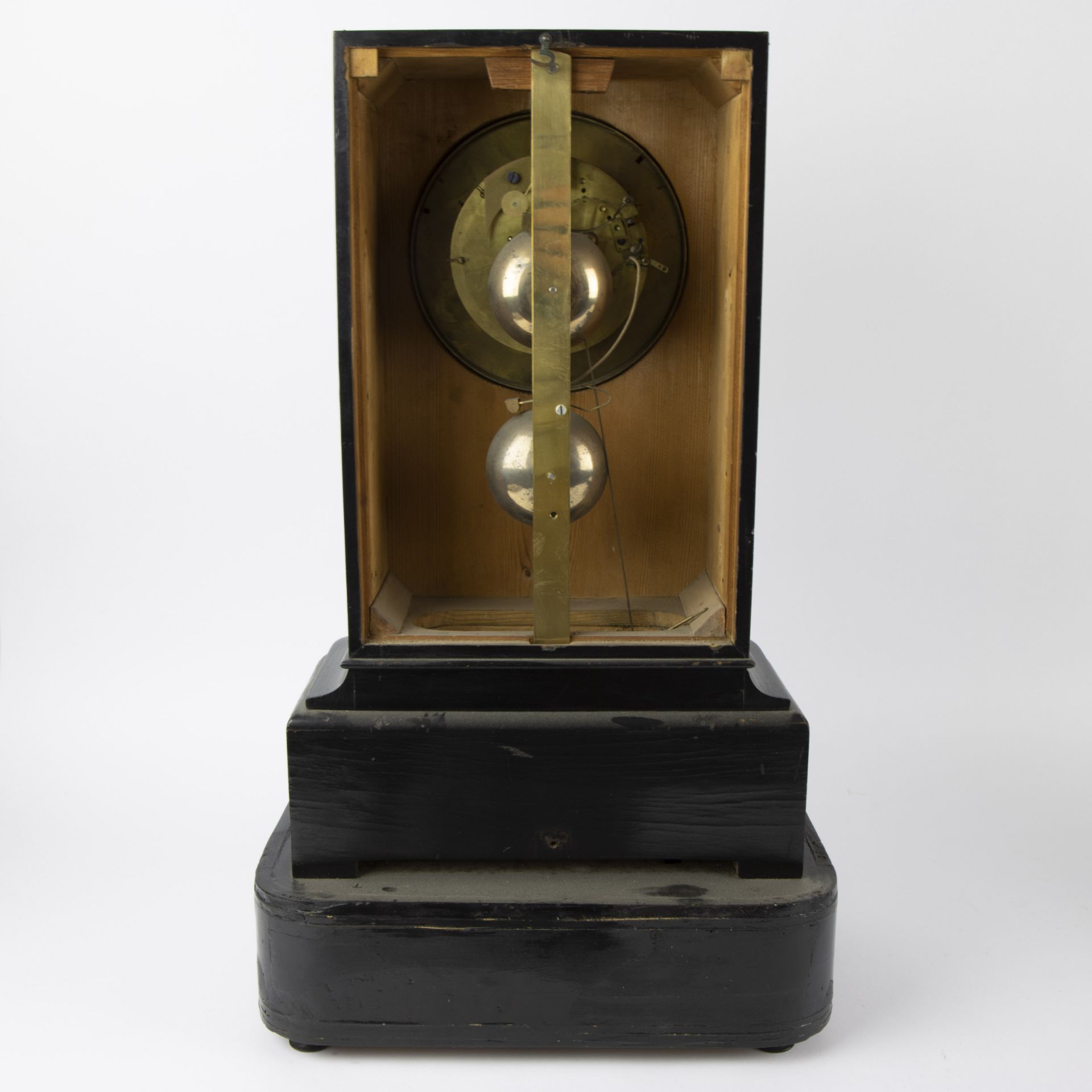 French Napoleon III table clock made of black lacquered wood, decorated with inlay Boulle technique - Image 3 of 3