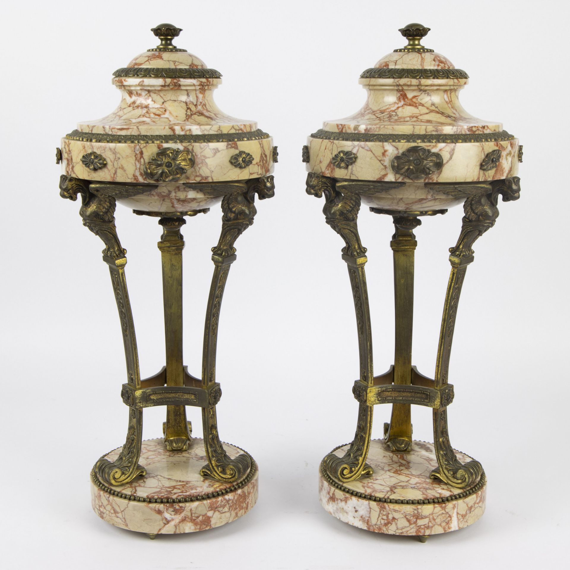 Pair of Louis XVI style marble and giltbronze cassolettes. - Bild 6 aus 7