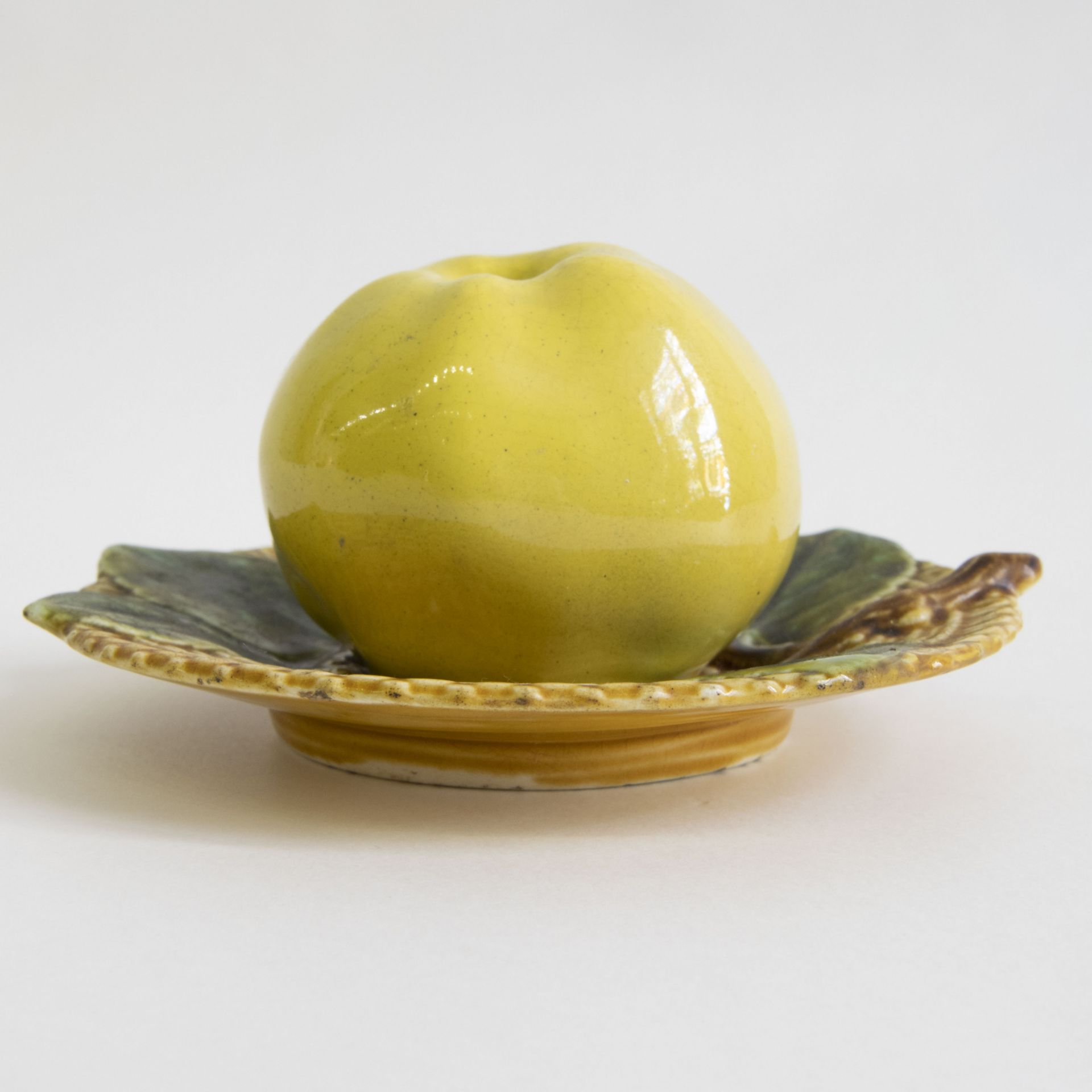 A Majolica Boch Inkwell in the form of an apple on a saucer - Bild 2 aus 9