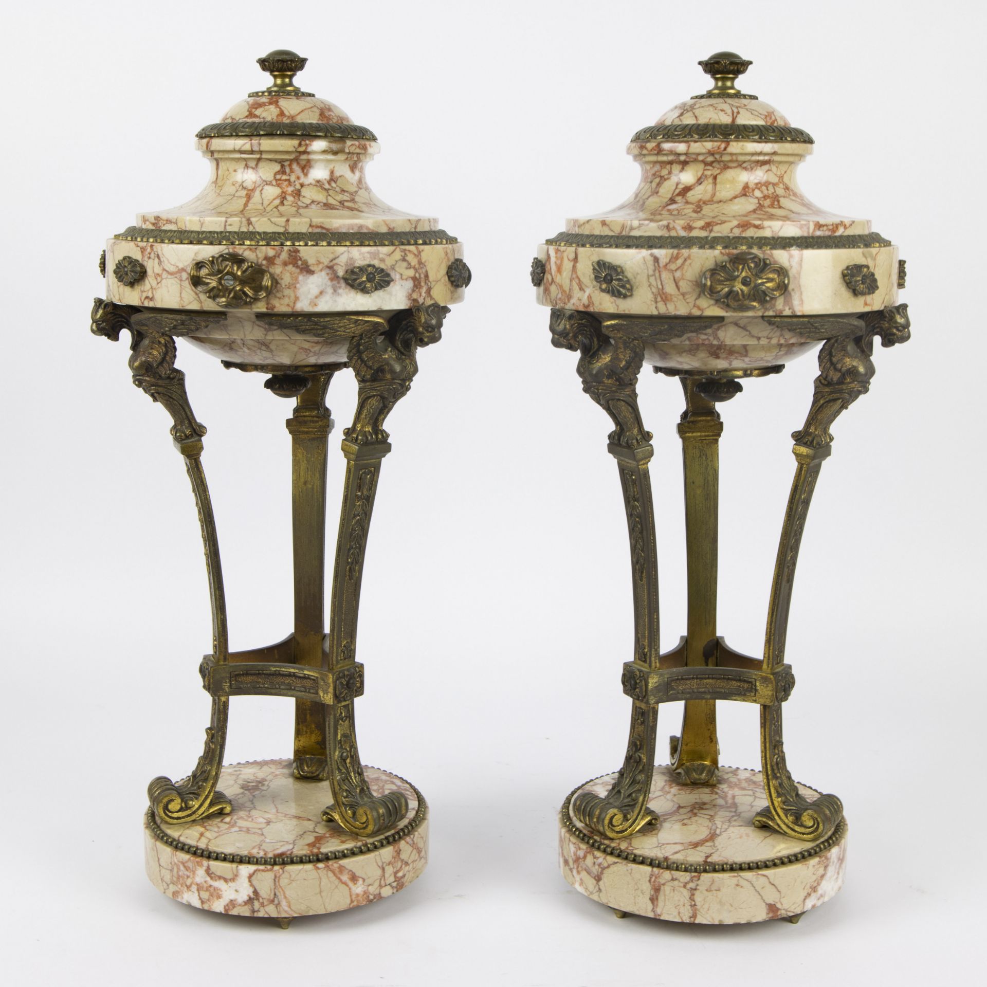 Pair of Louis XVI style marble and giltbronze cassolettes. - Bild 5 aus 7