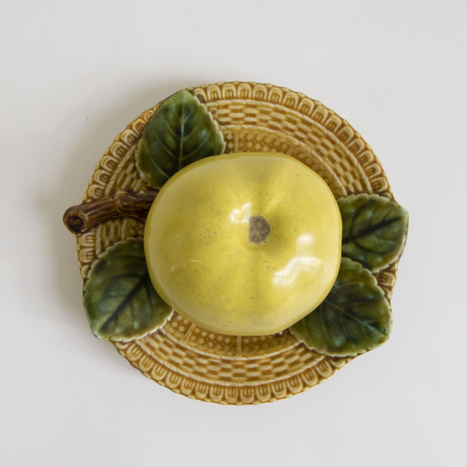 A Majolica Boch Inkwell in the form of an apple on a saucer - Bild 6 aus 9