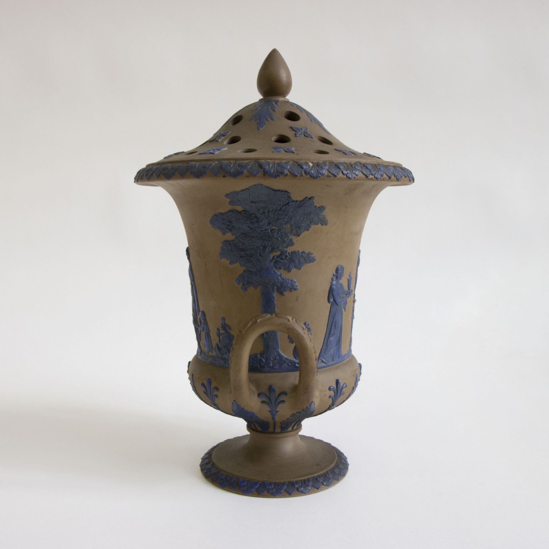 A Jasperware Wedgwood lidded vase - Bild 4 aus 8