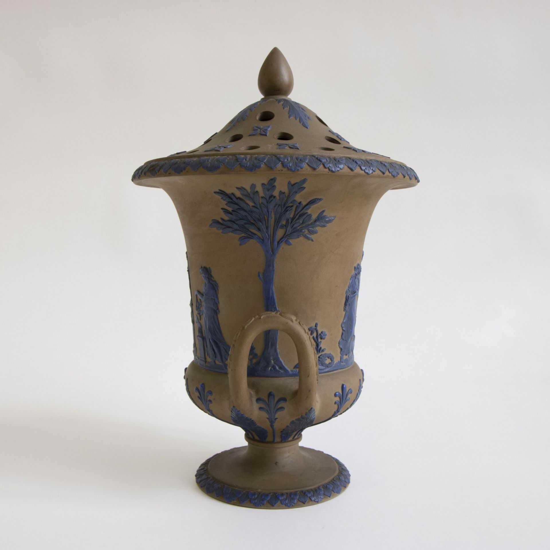 A Jasperware Wedgwood lidded vase - Bild 2 aus 8