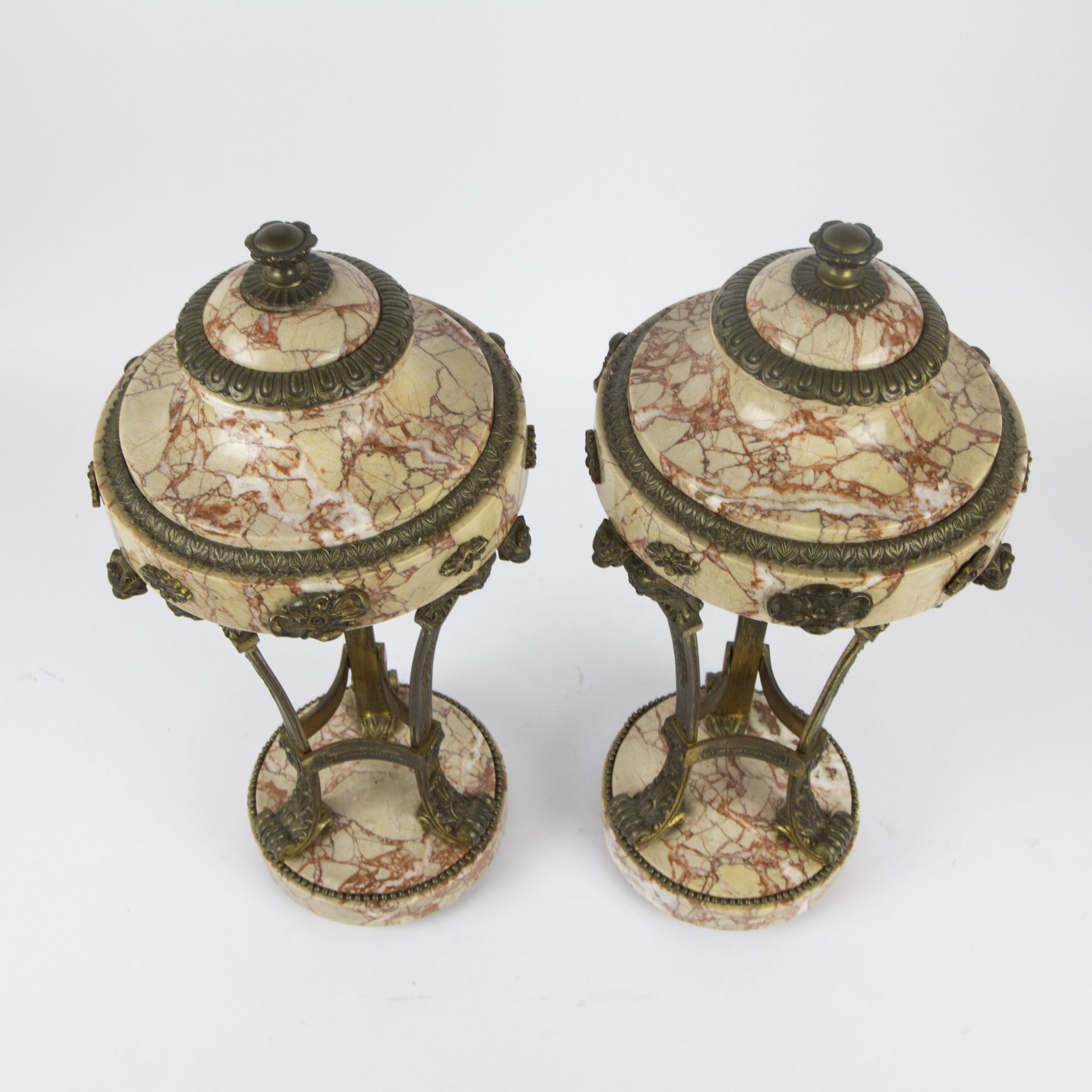 Pair of Louis XVI style marble and giltbronze cassolettes. - Bild 7 aus 7