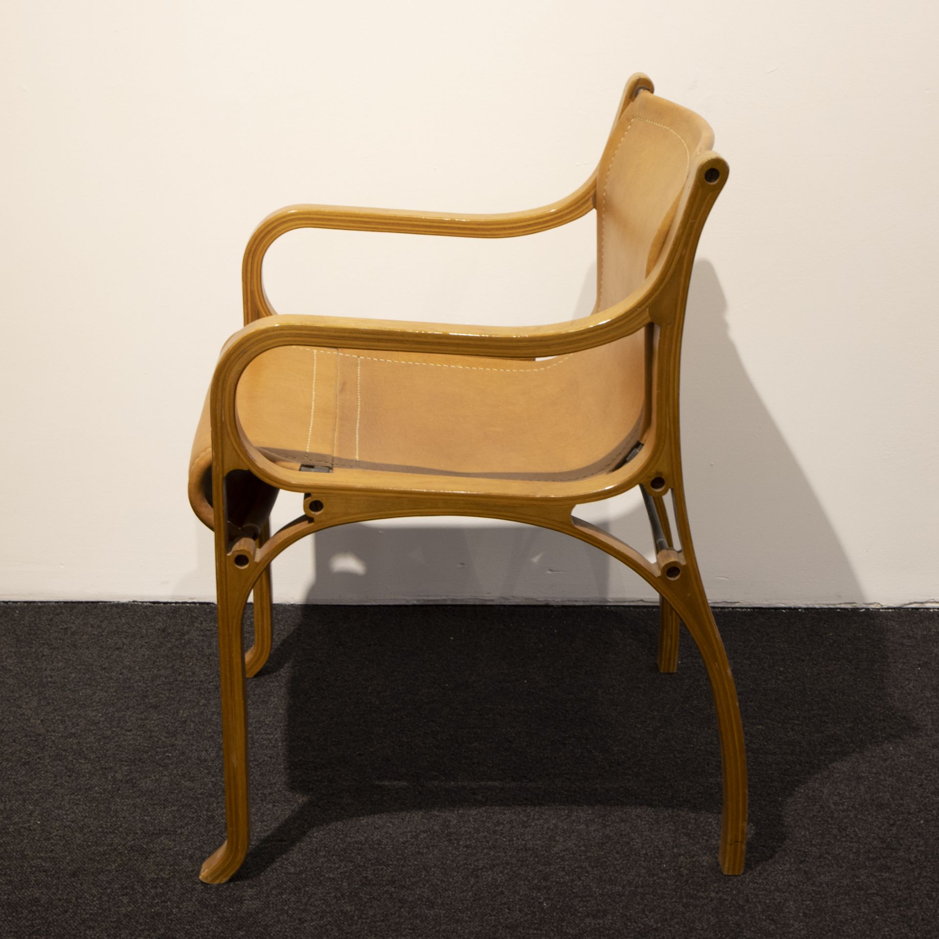 A set of six armchairs by Cristian Valdes, 'model B', leather, steel tubing and laminated wood, desi - Bild 3 aus 7