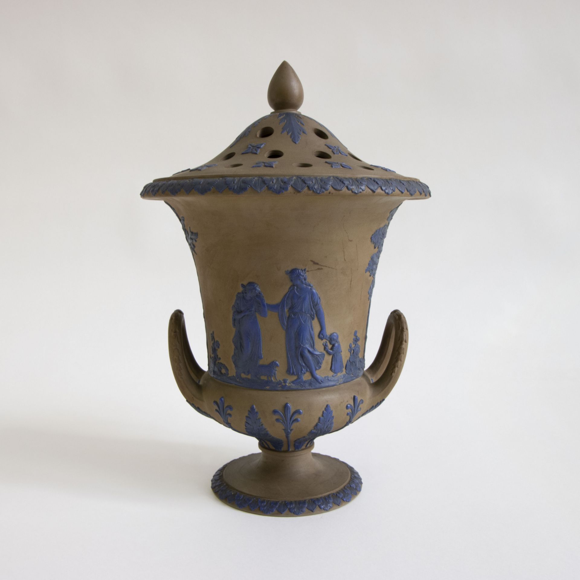 A Jasperware Wedgwood lidded vase - Bild 3 aus 8