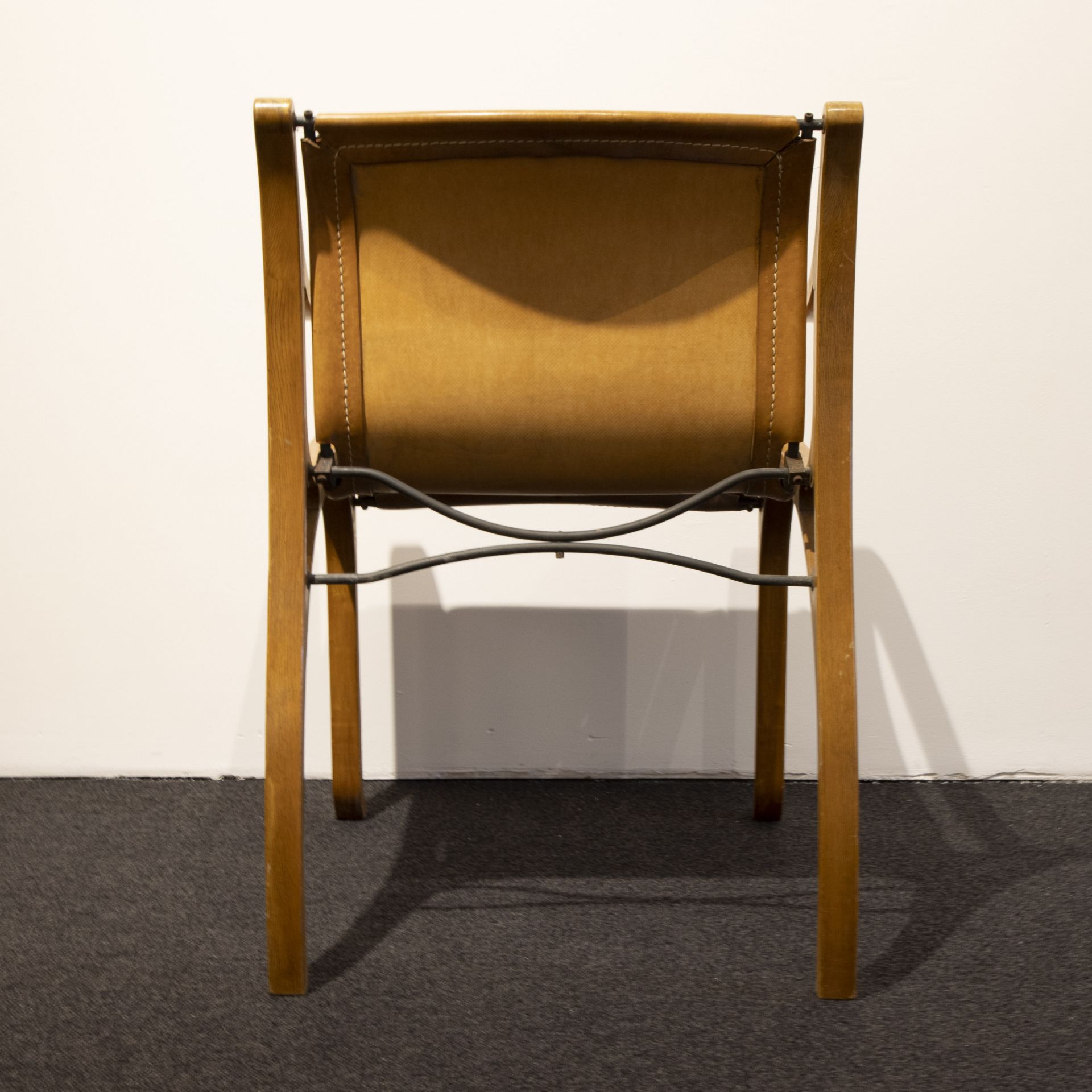 A set of six armchairs by Cristian Valdes, 'model B', leather, steel tubing and laminated wood, desi - Bild 5 aus 7