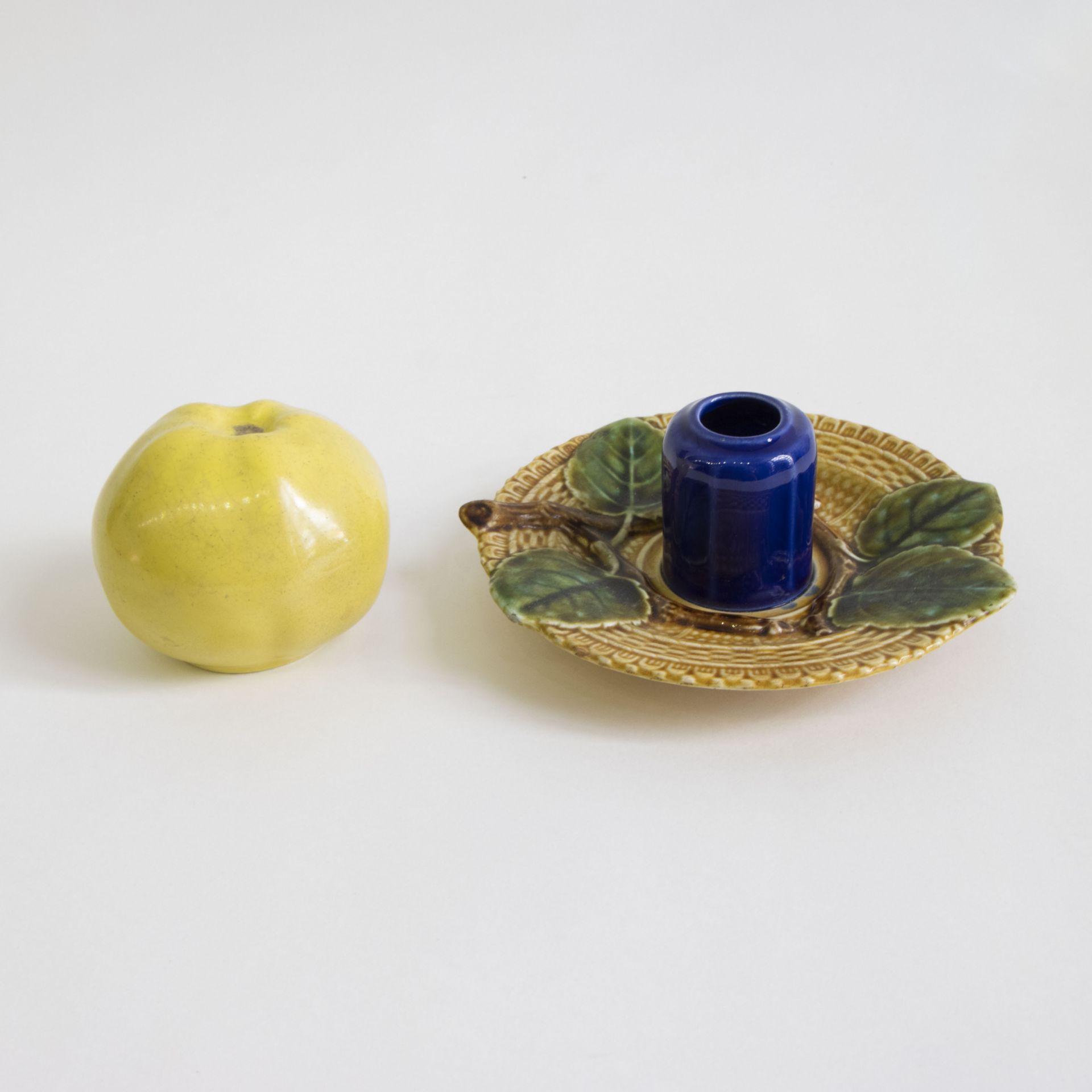 A Majolica Boch Inkwell in the form of an apple on a saucer - Bild 7 aus 9