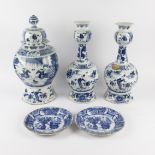 Delft lid vase, two baluster vases with chinoiserie decor and 2 plates with floral decor