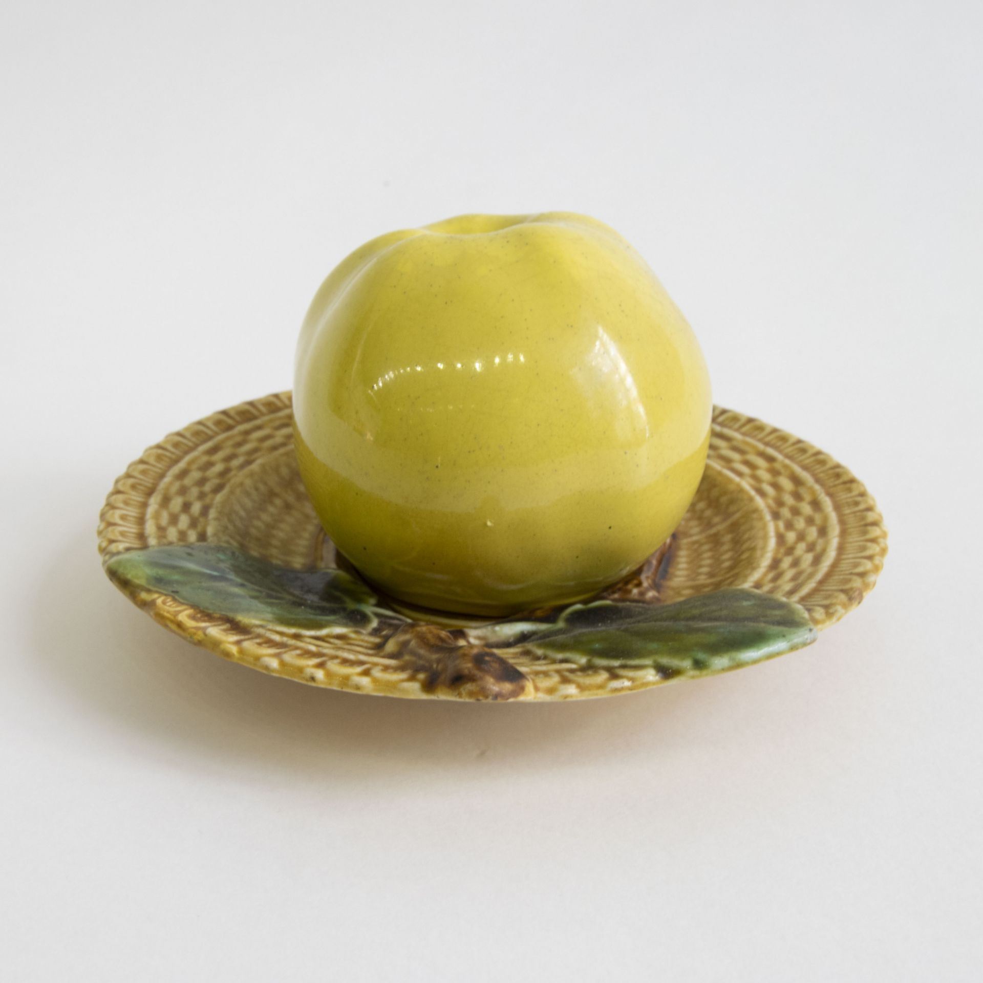 A Majolica Boch Inkwell in the form of an apple on a saucer - Bild 3 aus 9