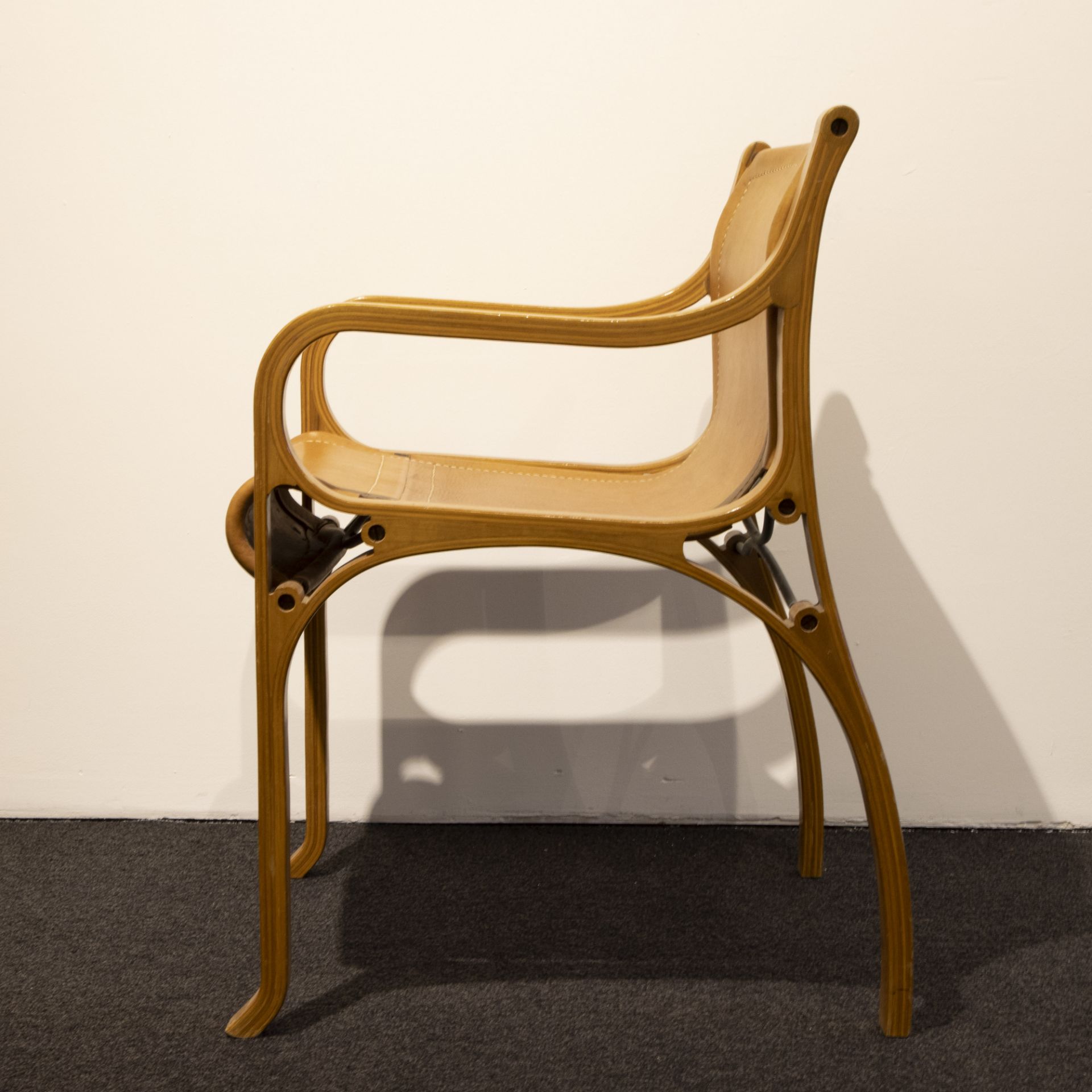 A set of six armchairs by Cristian Valdes, 'model B', leather, steel tubing and laminated wood, desi - Bild 4 aus 7