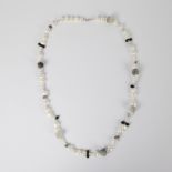 Necklace with freshwater pearls and onyx, lock 18 kt, design Leen Lievens