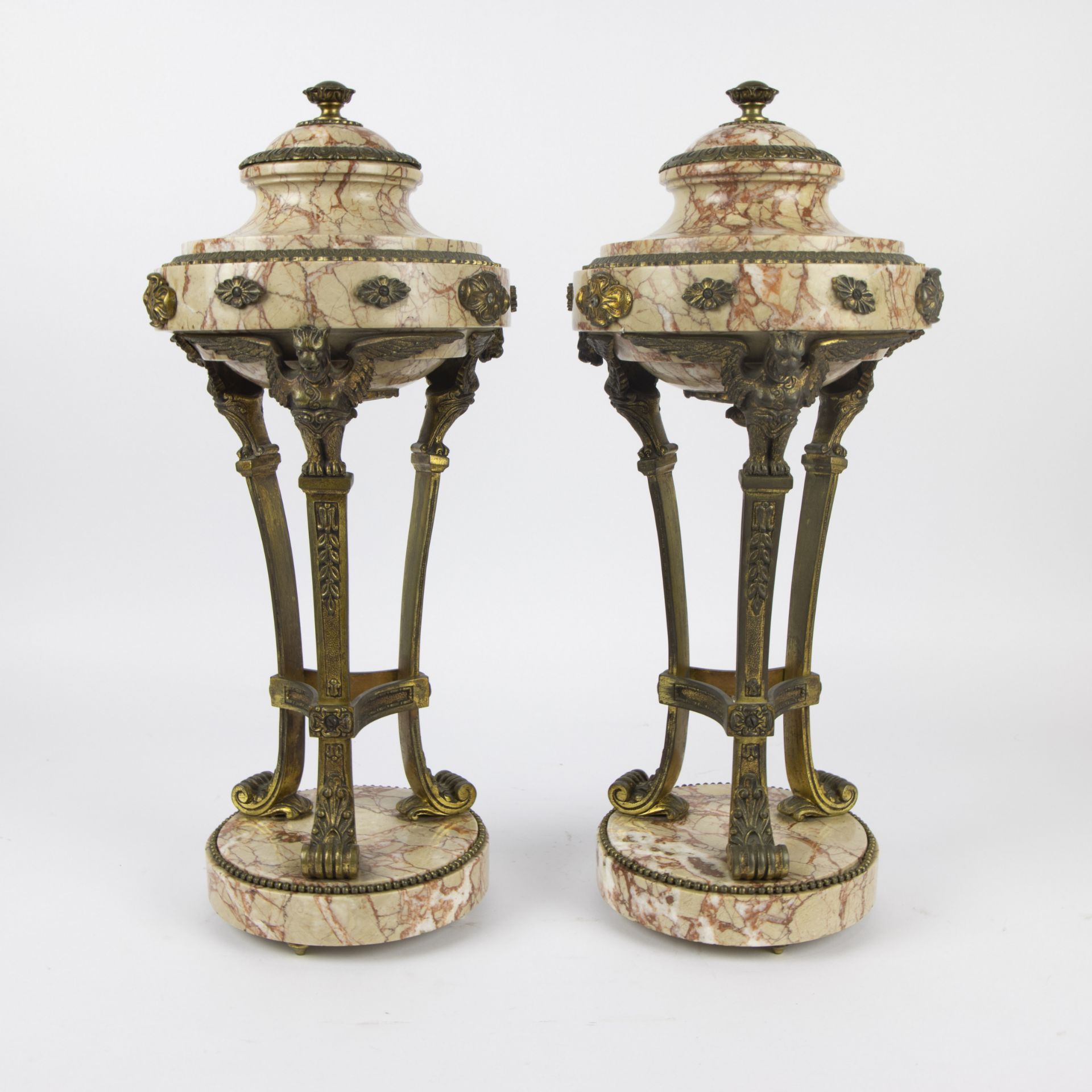 Pair of Louis XVI style marble and giltbronze cassolettes. - Bild 2 aus 7