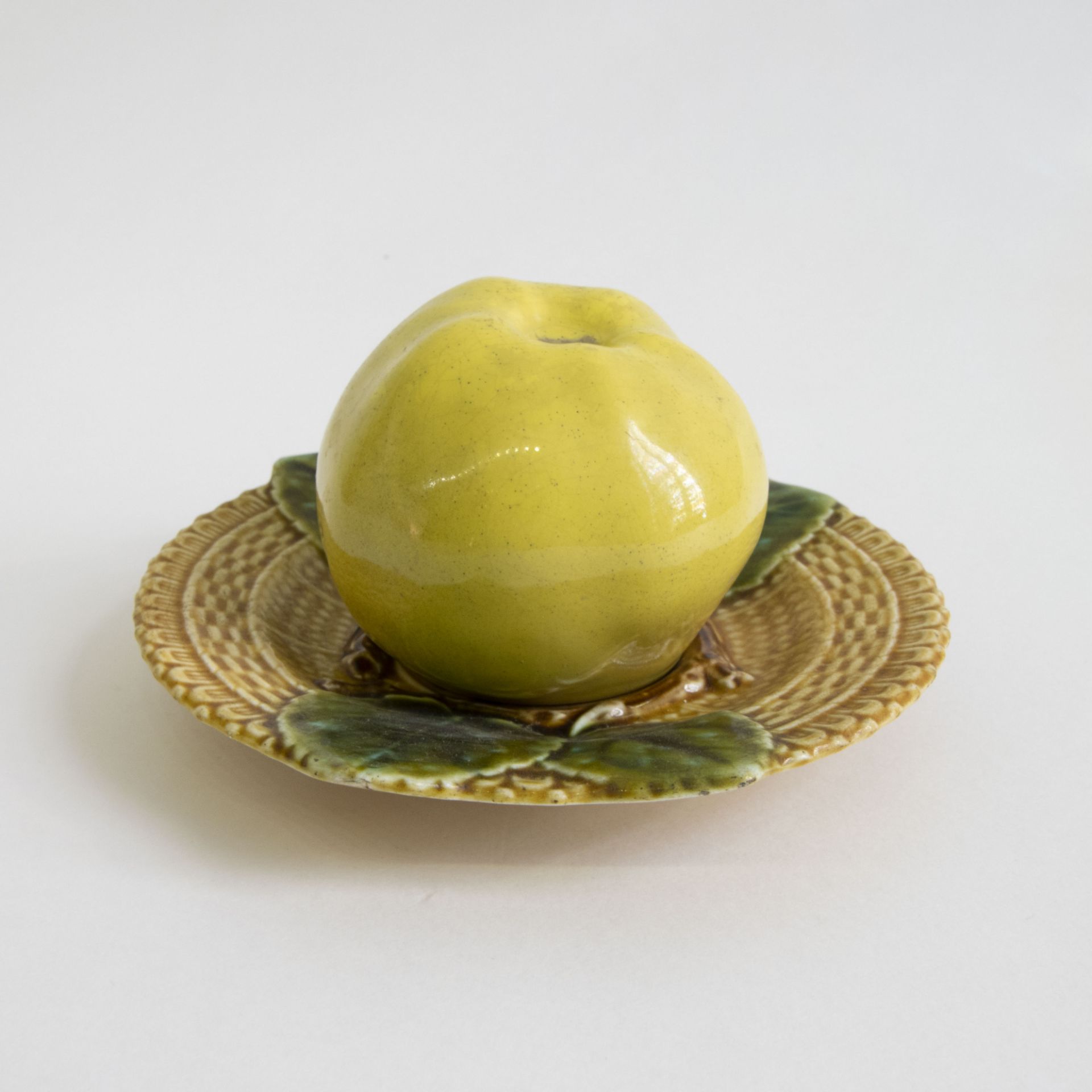 A Majolica Boch Inkwell in the form of an apple on a saucer - Bild 5 aus 9
