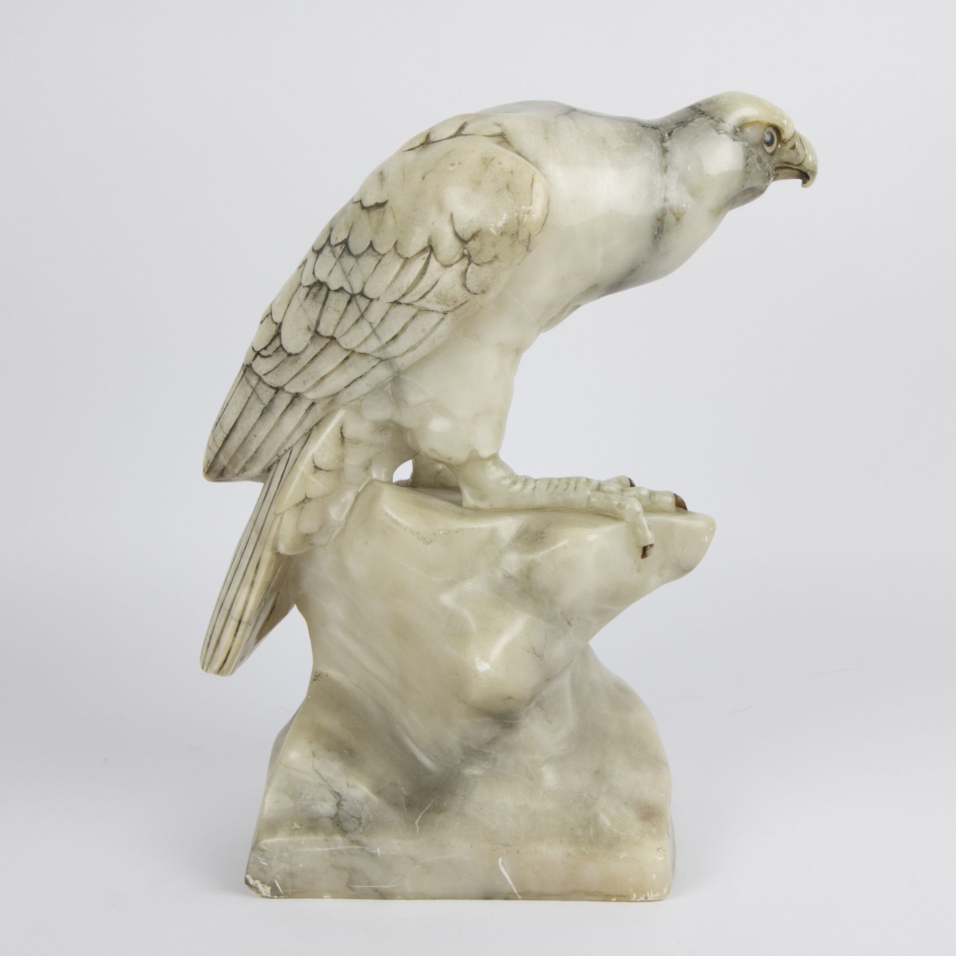 An alabaster sculpture of a hawk, signed - Bild 4 aus 5