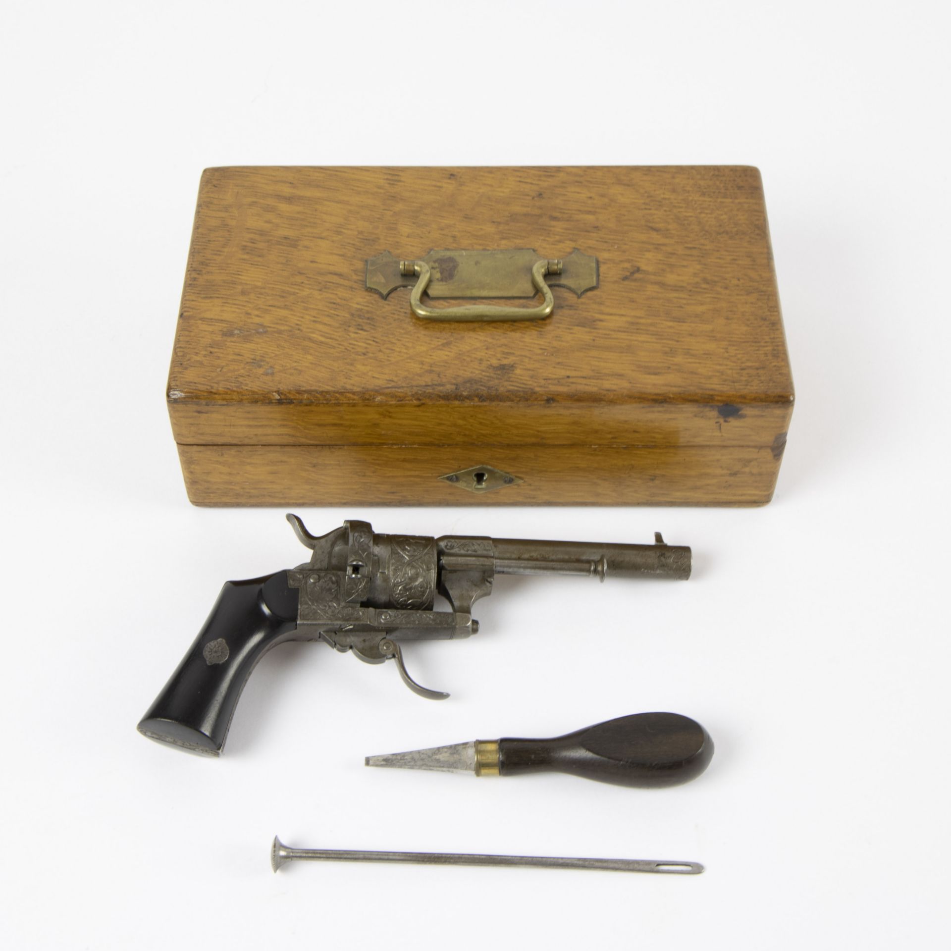 Suitcase with French luxury pinfire pocket revolver engraved and signed E.L. - Bild 2 aus 5