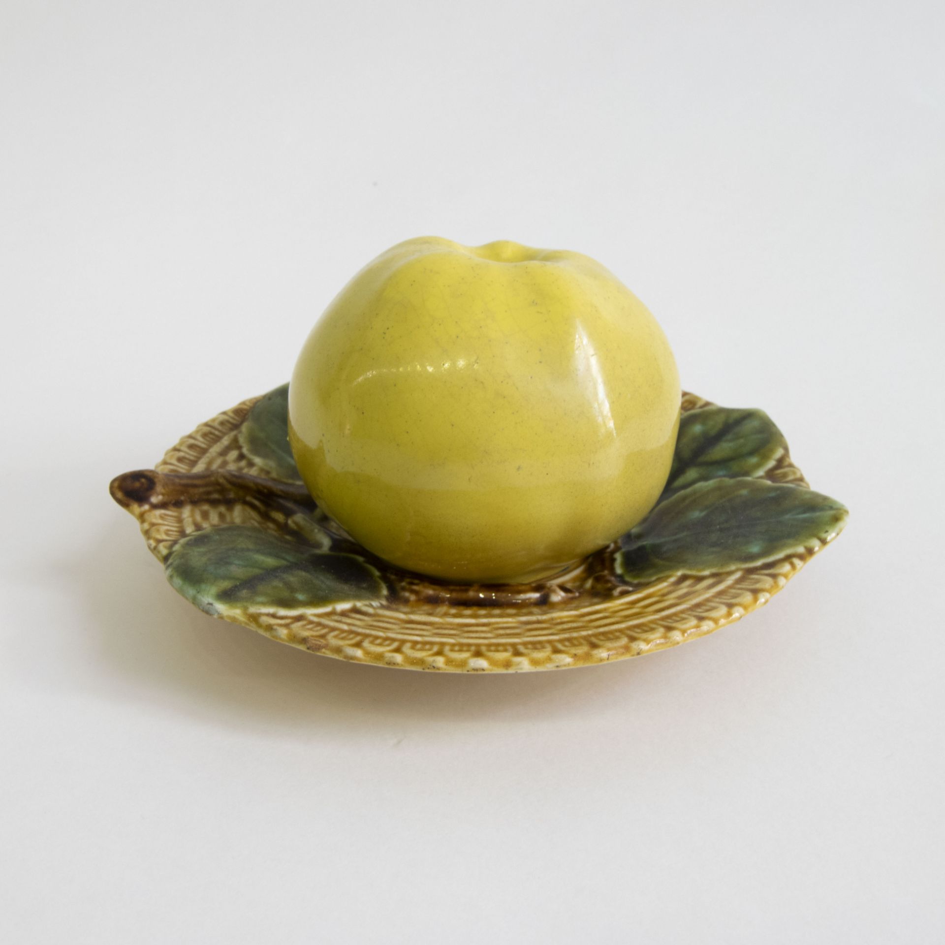 A Majolica Boch Inkwell in the form of an apple on a saucer - Bild 4 aus 9