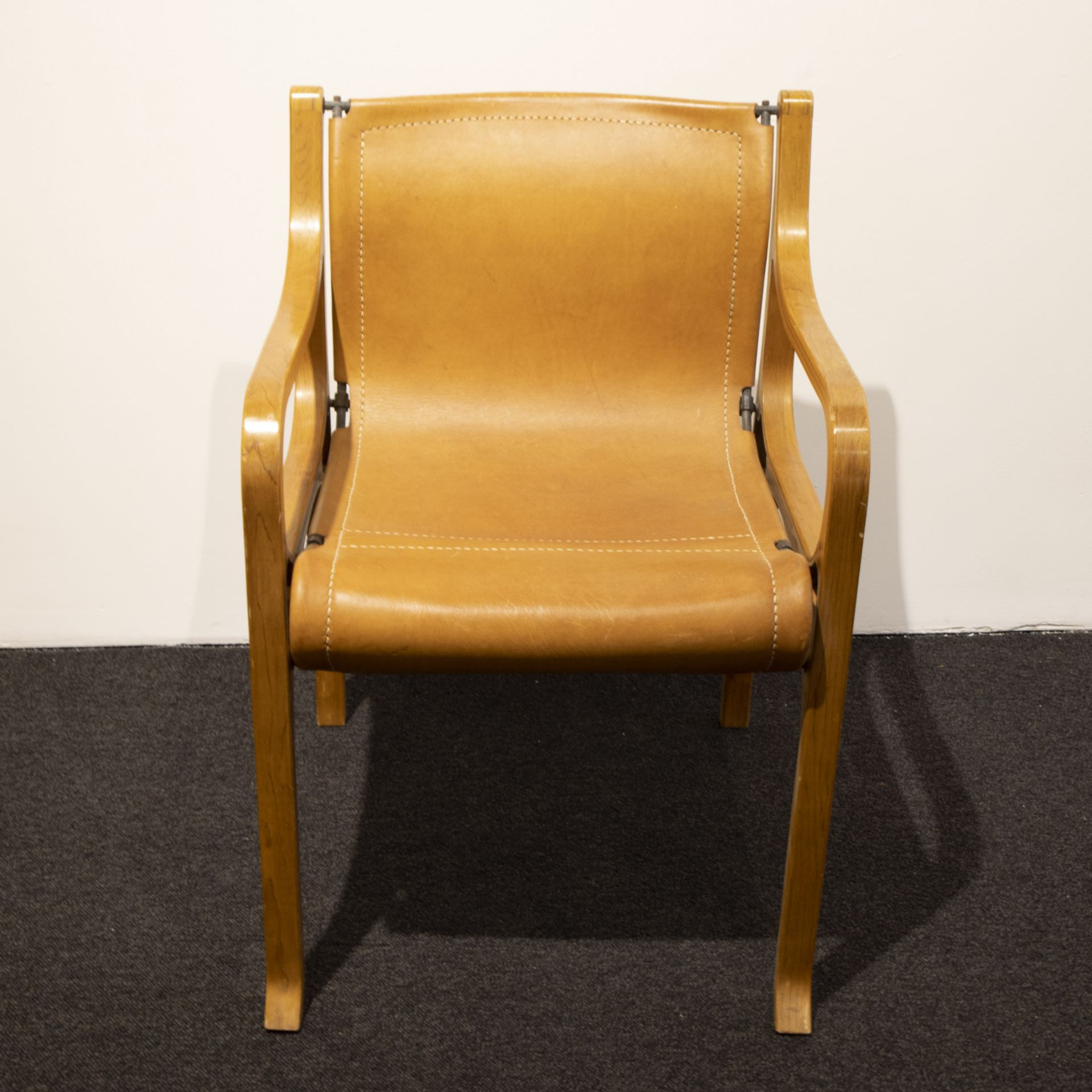 A set of six armchairs by Cristian Valdes, 'model B', leather, steel tubing and laminated wood, desi - Bild 2 aus 7