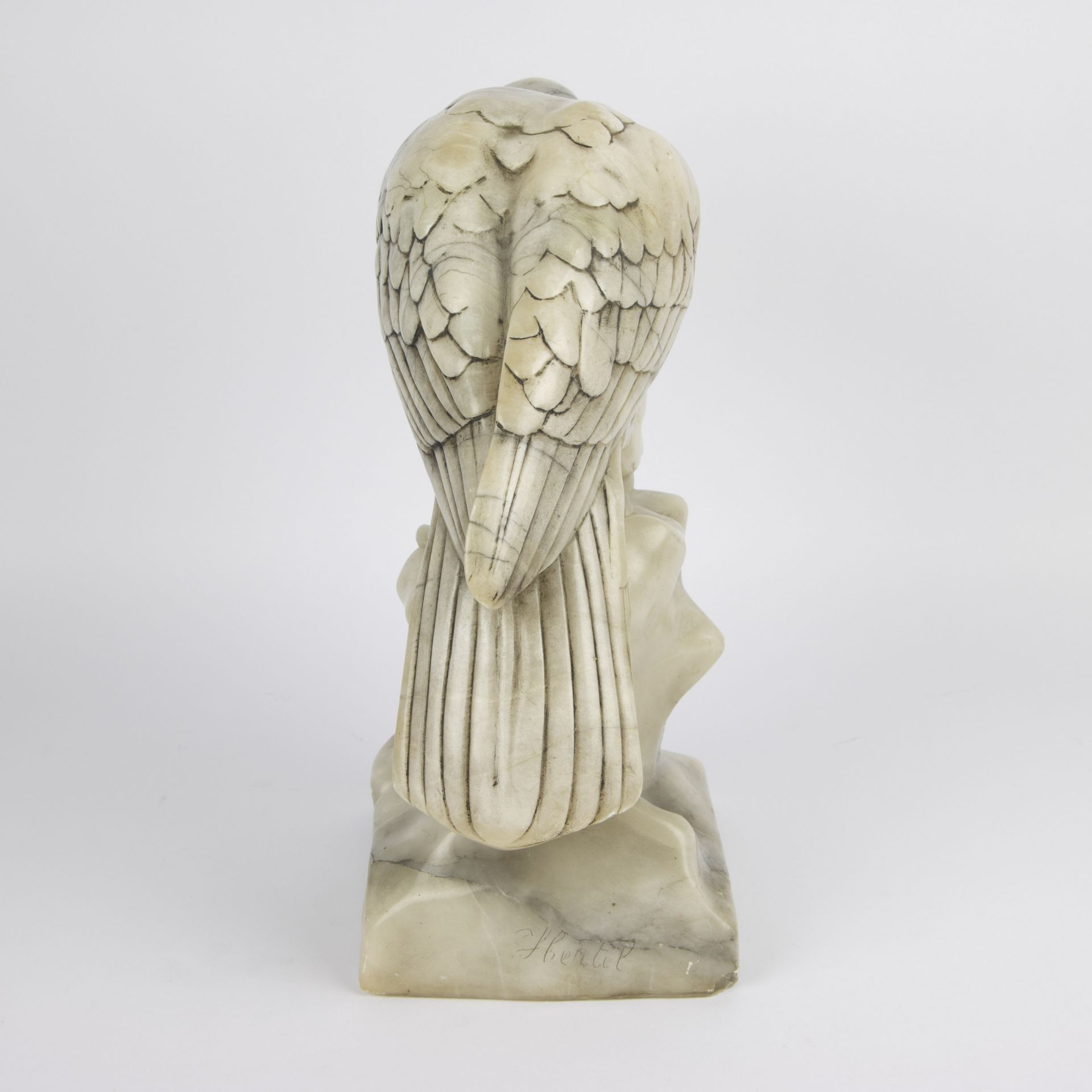 An alabaster sculpture of a hawk, signed - Bild 3 aus 5