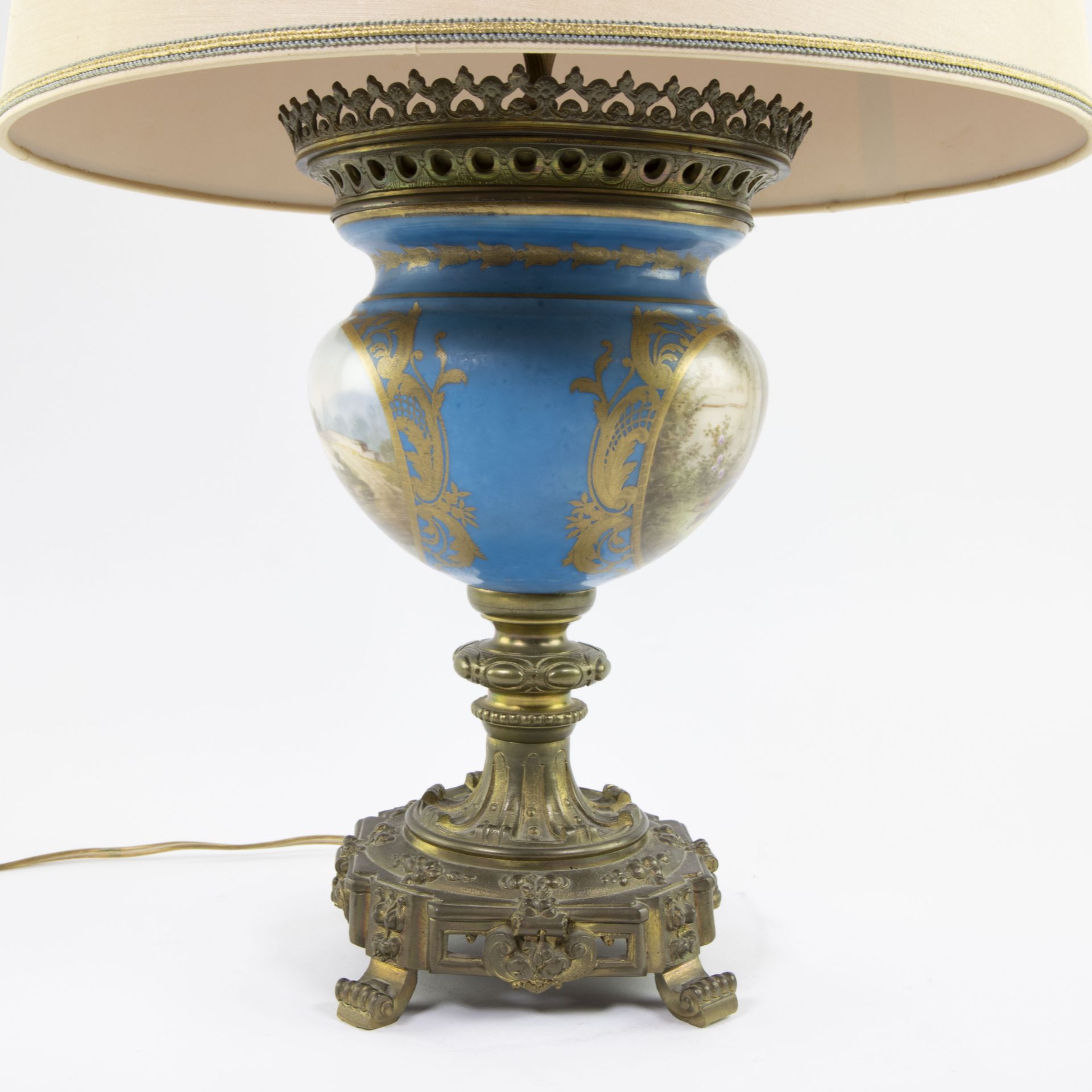 Vase of Sèvres porcelain with hand-painted decor with gilt bronze base. Mounted as lamp. - Bild 6 aus 6