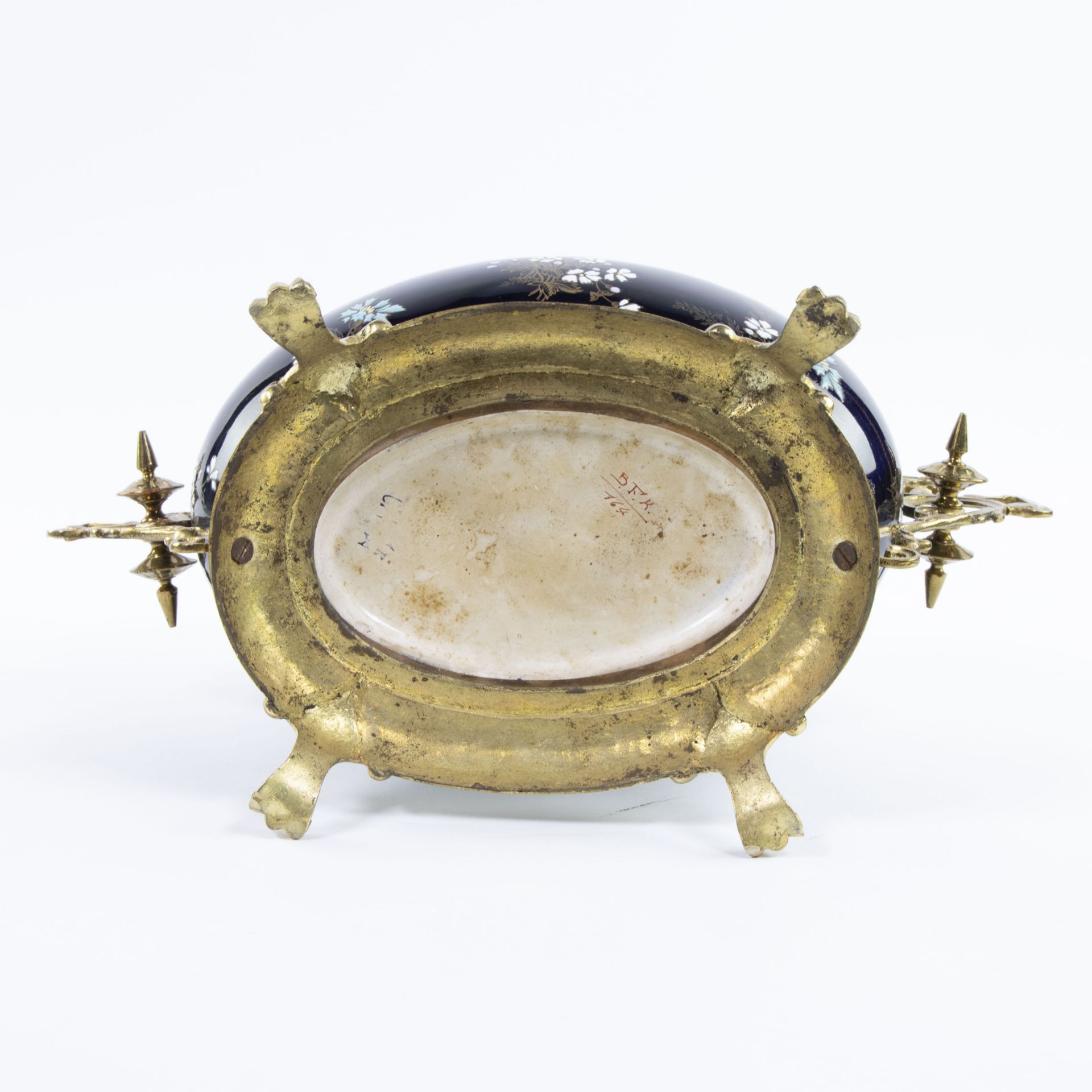 A BFK jardinière in cobalt blue porcelain with a hand-painted floral decor with gilded brass frame a - Bild 6 aus 8