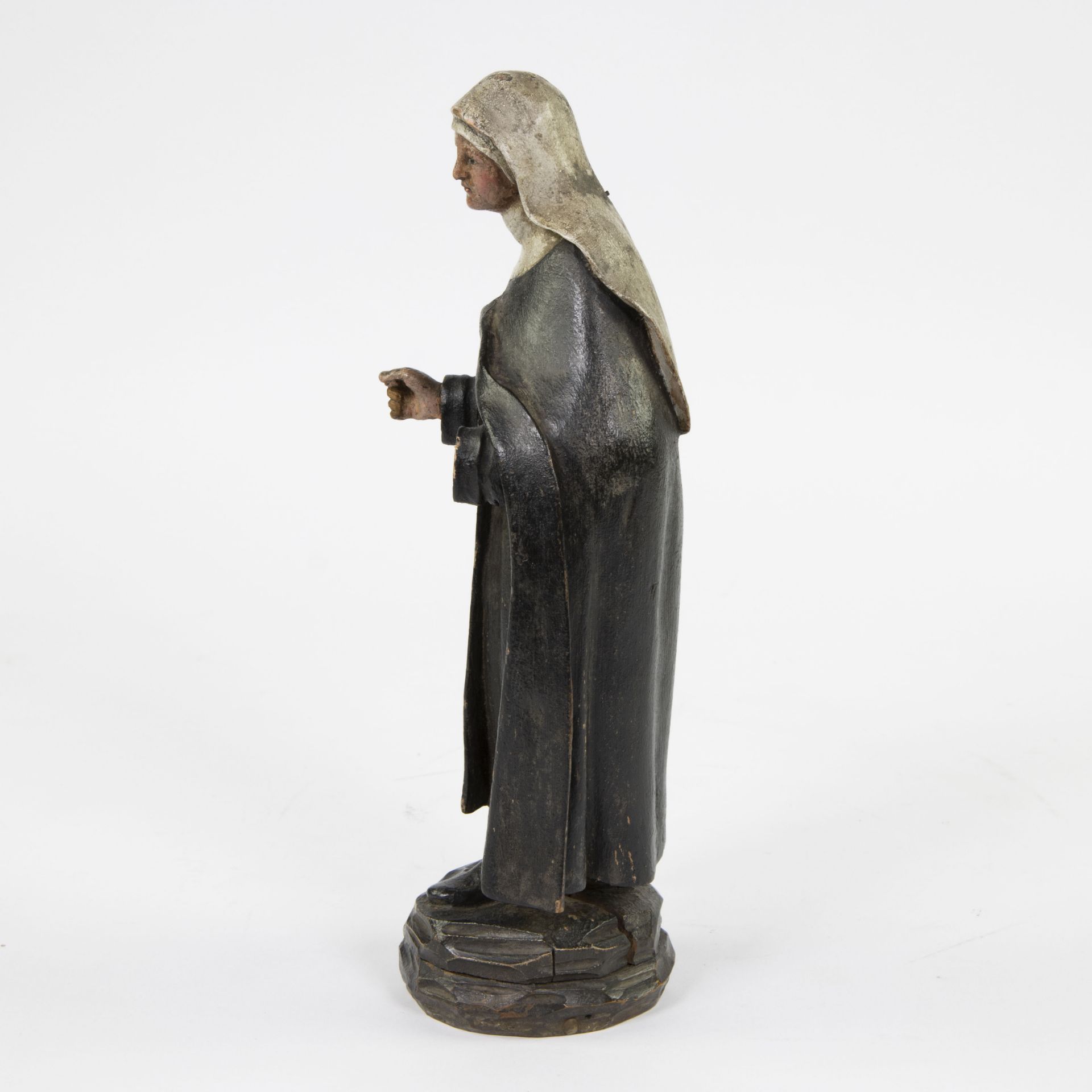 18th century wooden Spanish statue of a nun with glass eyes and with original polychromy - Bild 2 aus 4