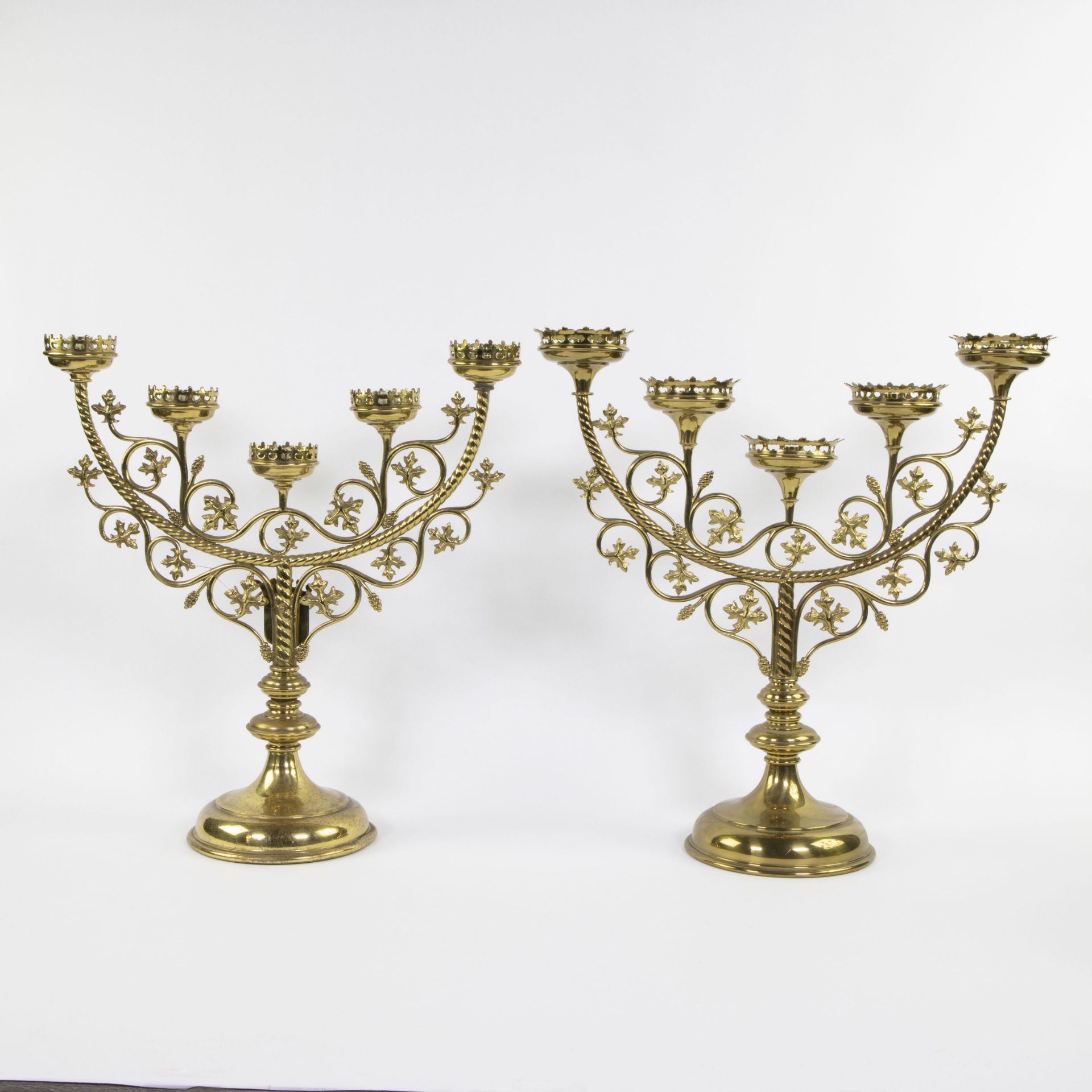 A collection of neo-gothic church candlesticks (7) in brass - Bild 3 aus 7