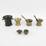 Lot of 4 bronze mortars with 2 pestle and 2 8-piece closing weights German 1836 and 1704 (marked)