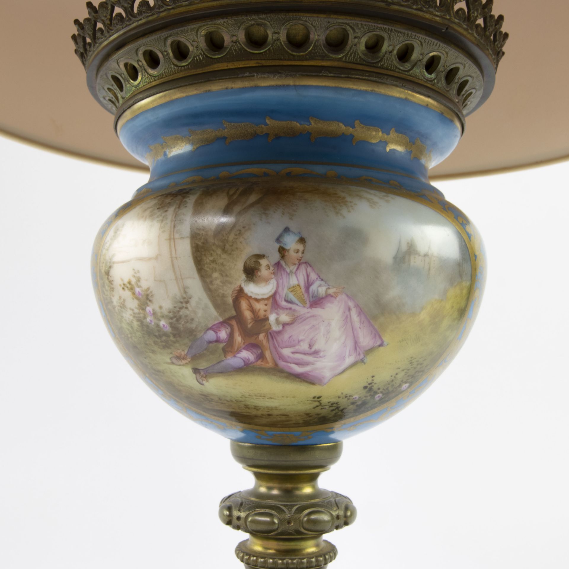 Vase of Sèvres porcelain with hand-painted decor with gilt bronze base. Mounted as lamp. - Bild 2 aus 6