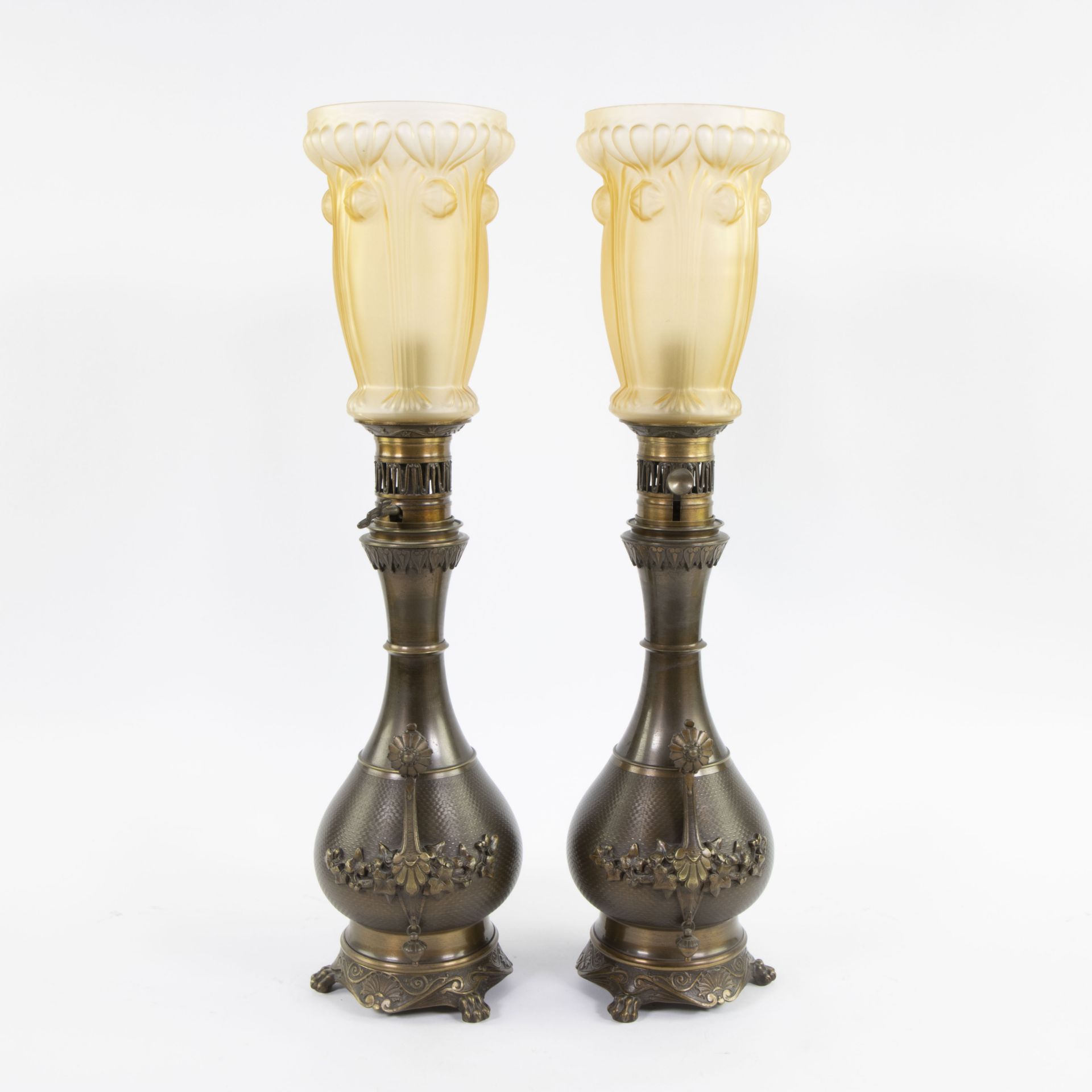 Pair of oil lamps in finely worked brass and fine glass shades marked at the bottom with initials JS - Bild 4 aus 5