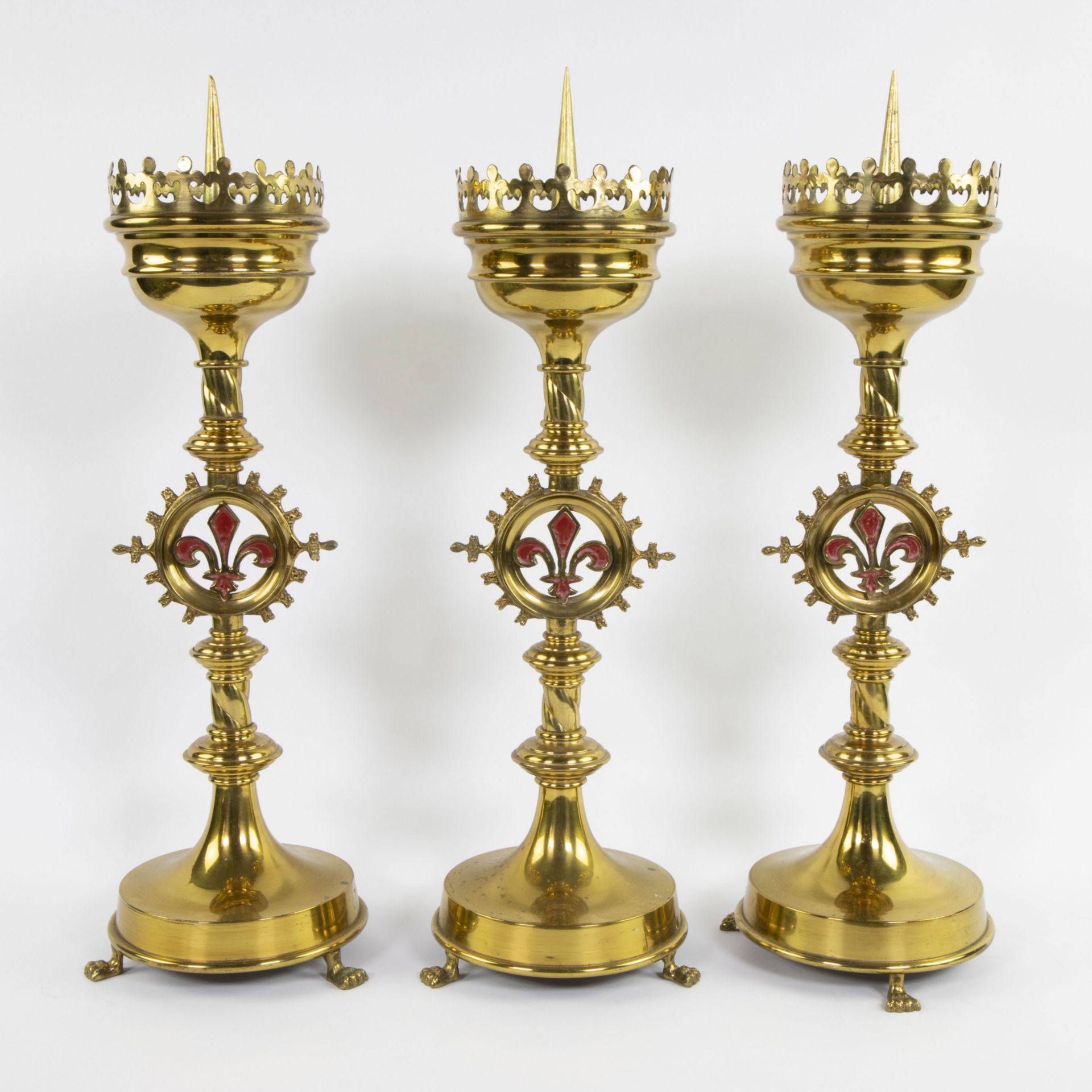 A collection of neo-gothic church candlesticks (6) in brass - Bild 2 aus 5