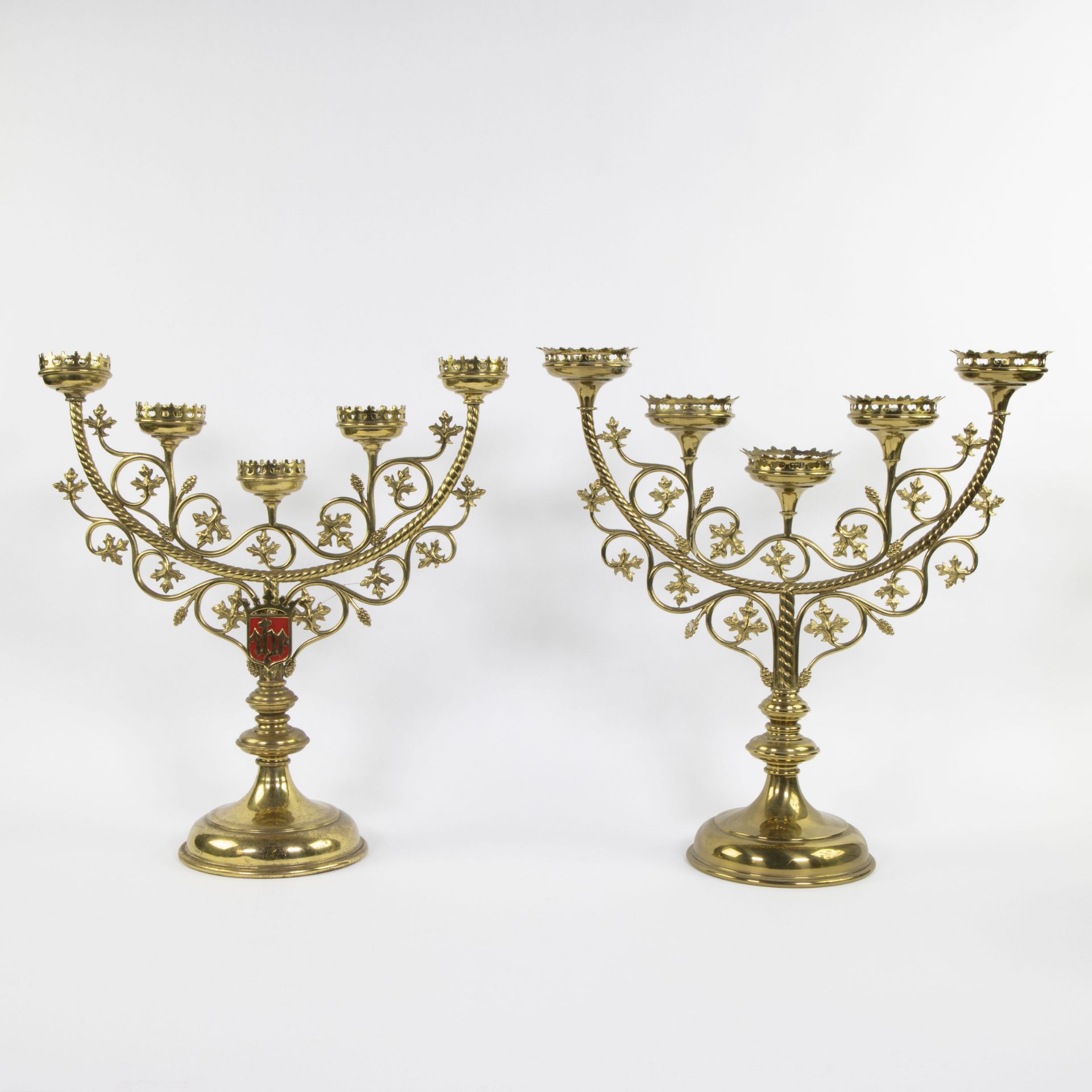 A collection of neo-gothic church candlesticks (7) in brass - Bild 2 aus 7