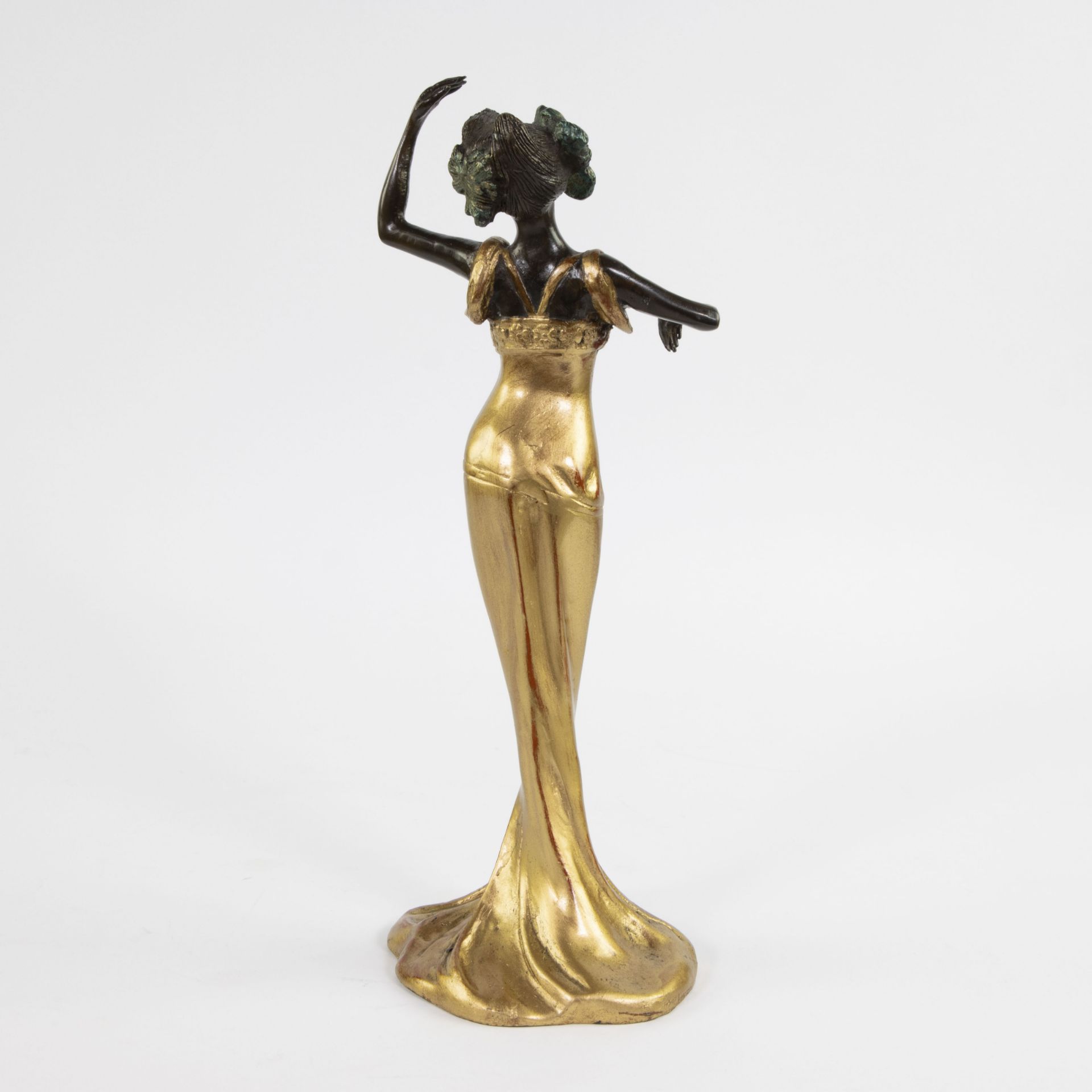 Bronze gilded Art Nouveau statue of an elegant lady, signed. - Bild 3 aus 6