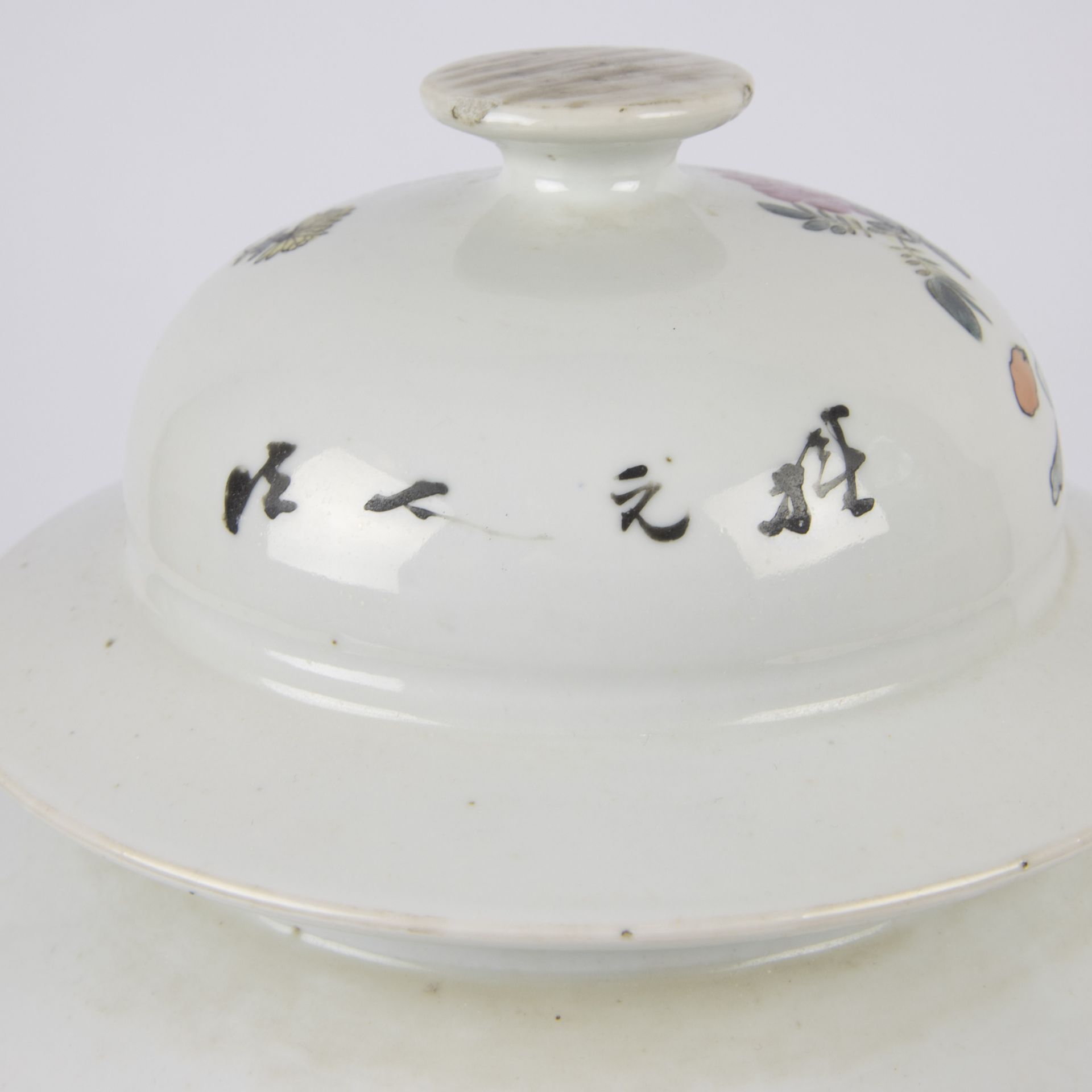 A Chinese lidded vase famille rose - Image 5 of 12