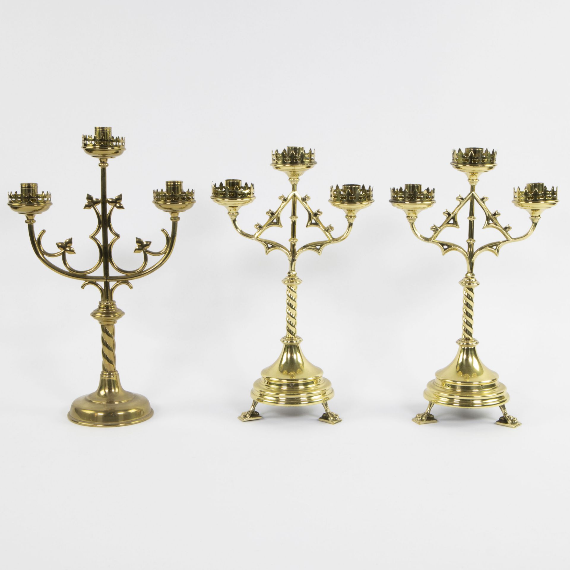 A collection of neo-gothic church candlesticks (7) in brass - Bild 7 aus 7