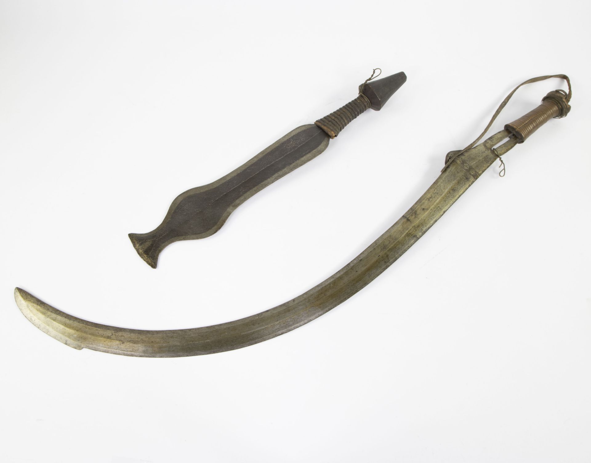 Collection of an African forged hand waepen and a scimitar - Bild 2 aus 2