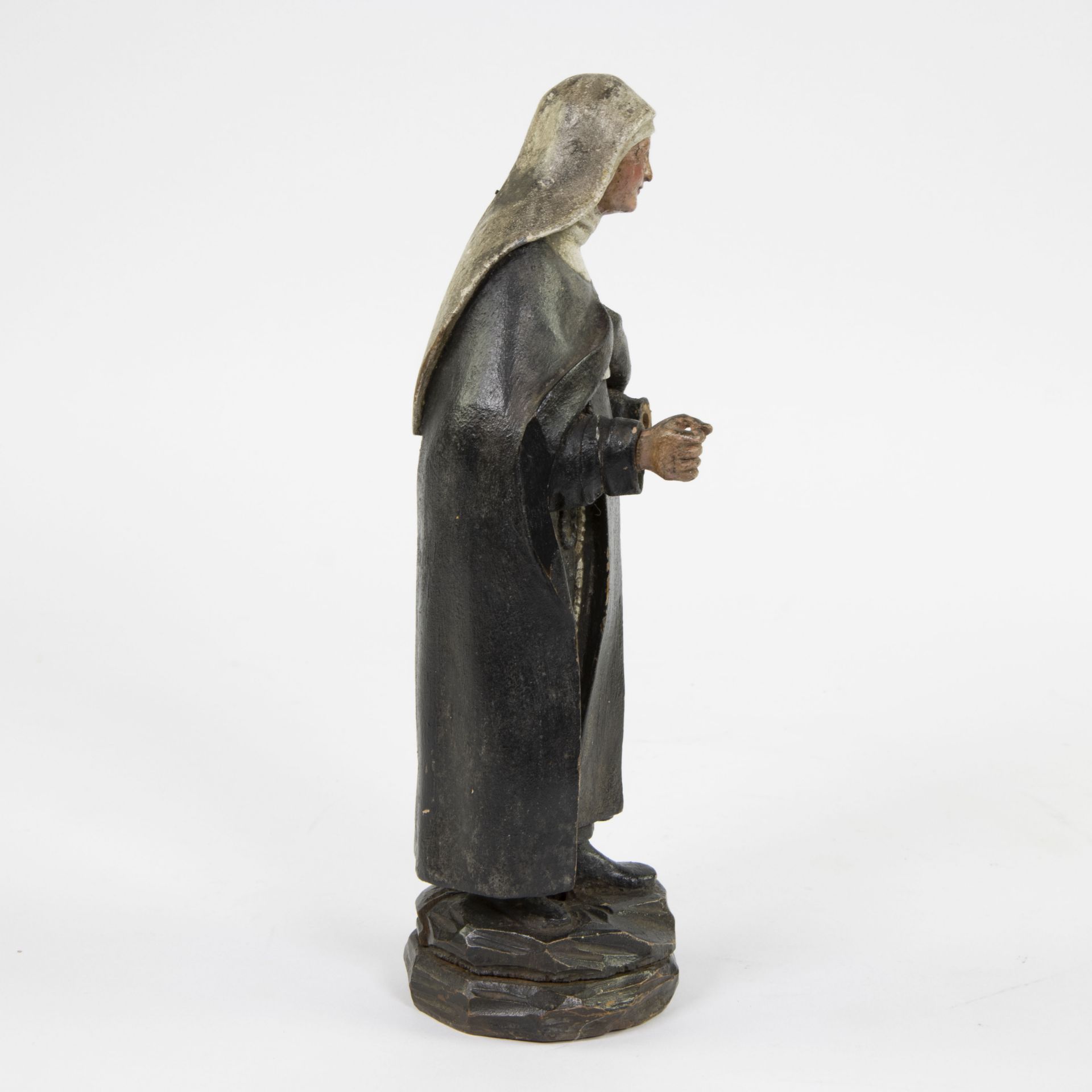 18th century wooden Spanish statue of a nun with glass eyes and with original polychromy - Bild 4 aus 4