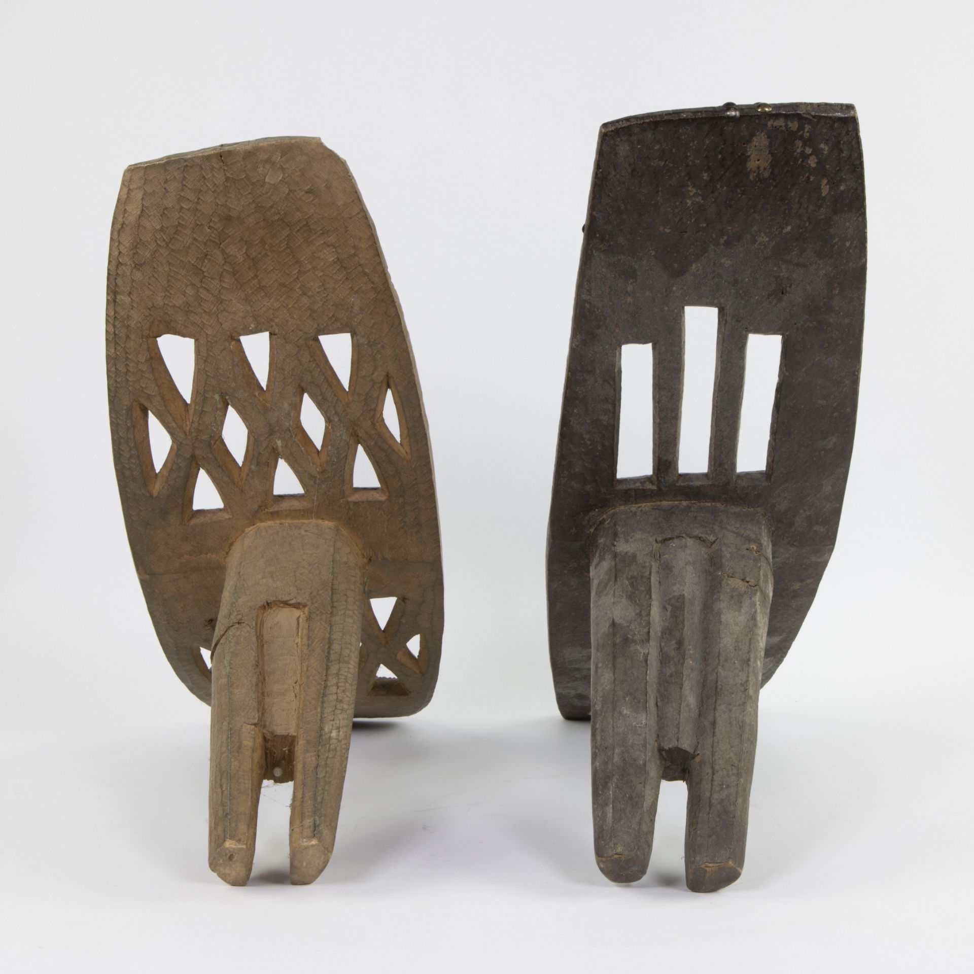 2 very finely detailed wooden African stools, one of which has beautiful copper fittings Democratic - Bild 3 aus 4
