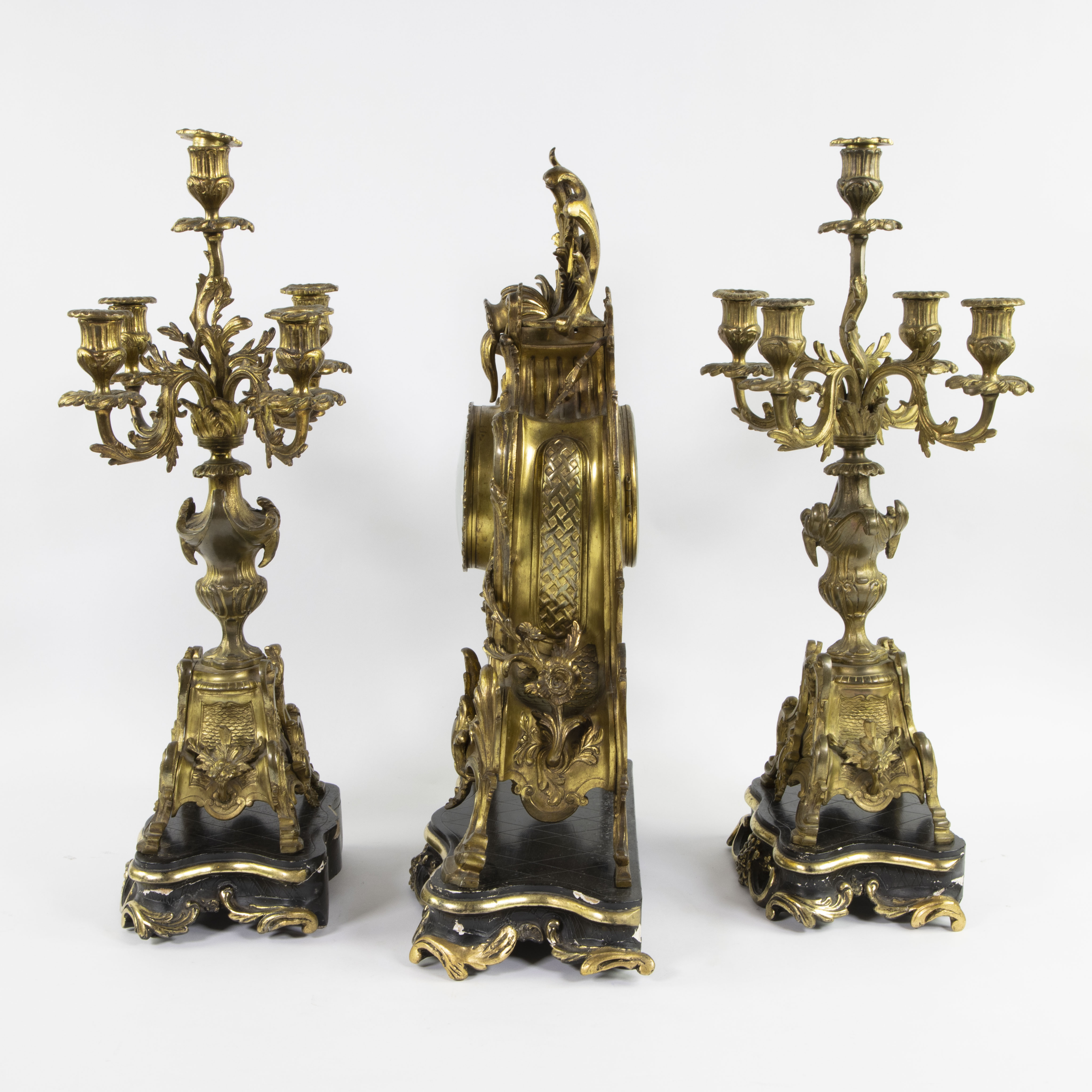 A three-part Louis XV style gilt bronze mantel clock garniture consisting of a clock and candlestick - Image 2 of 4