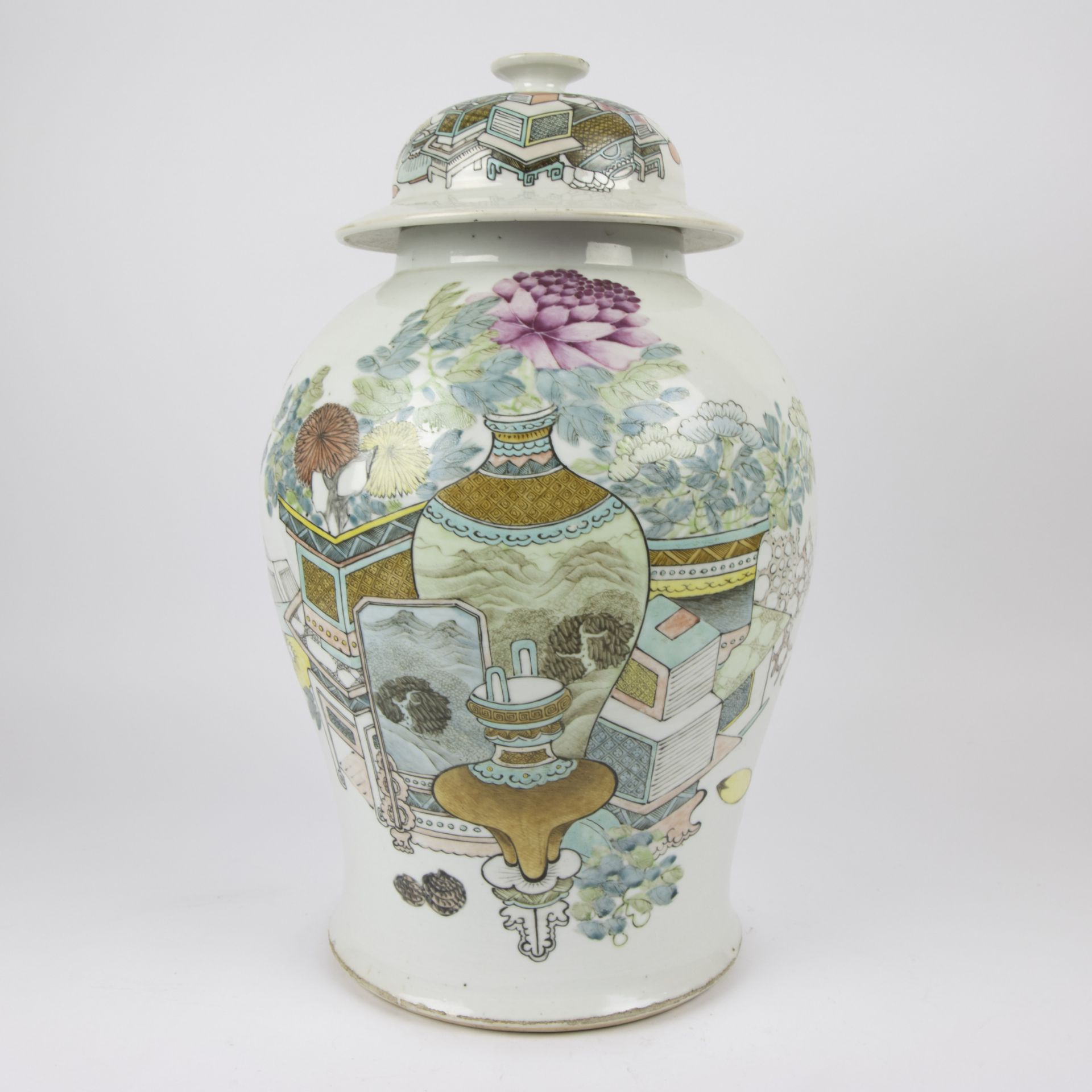 A Chinese lidded vase famille rose - Image 2 of 12