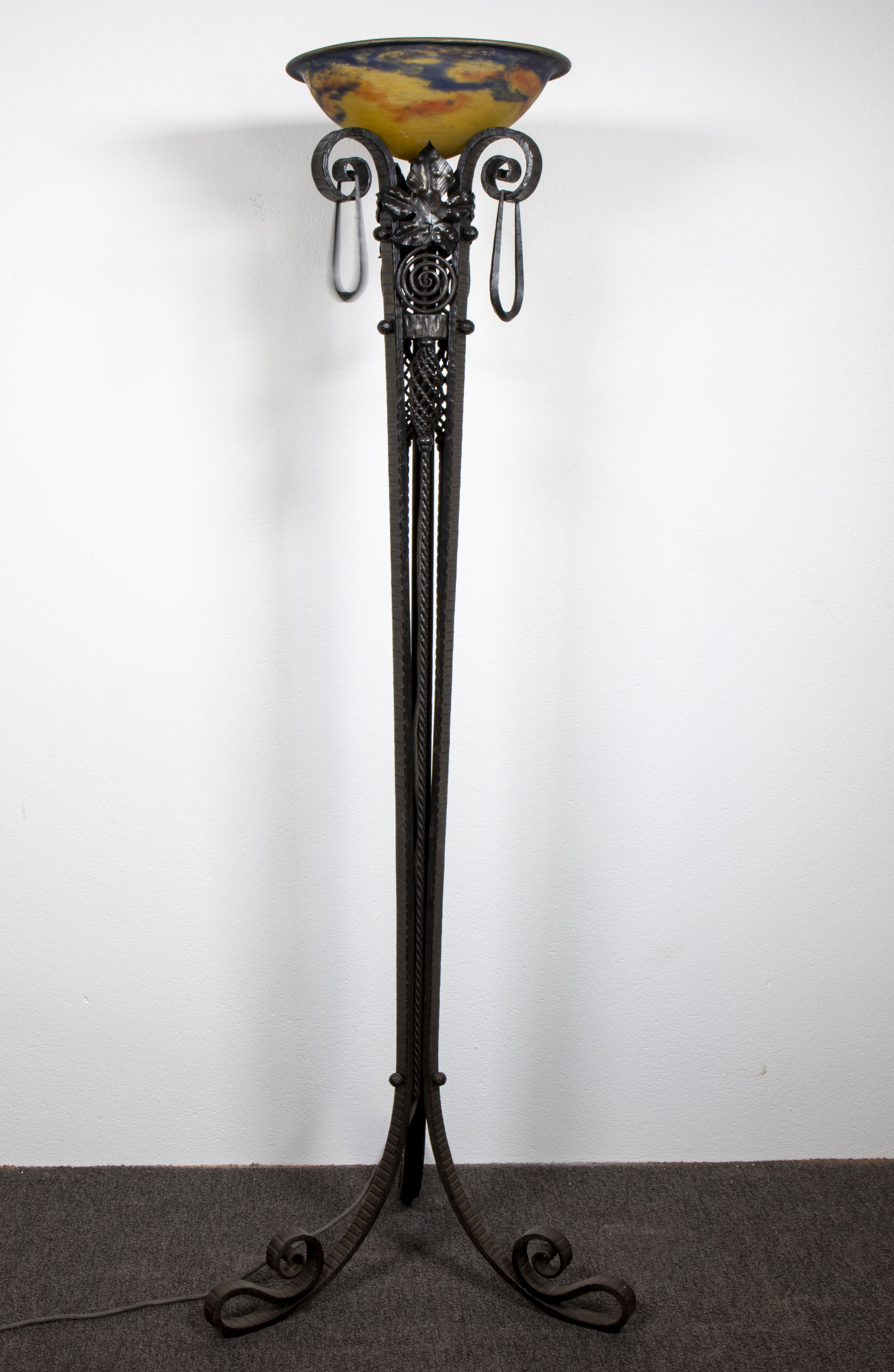 Art Deco wrought iron floor lamp with coupe in glass paste Muller Freres Luneville, signed - Image 6 of 8