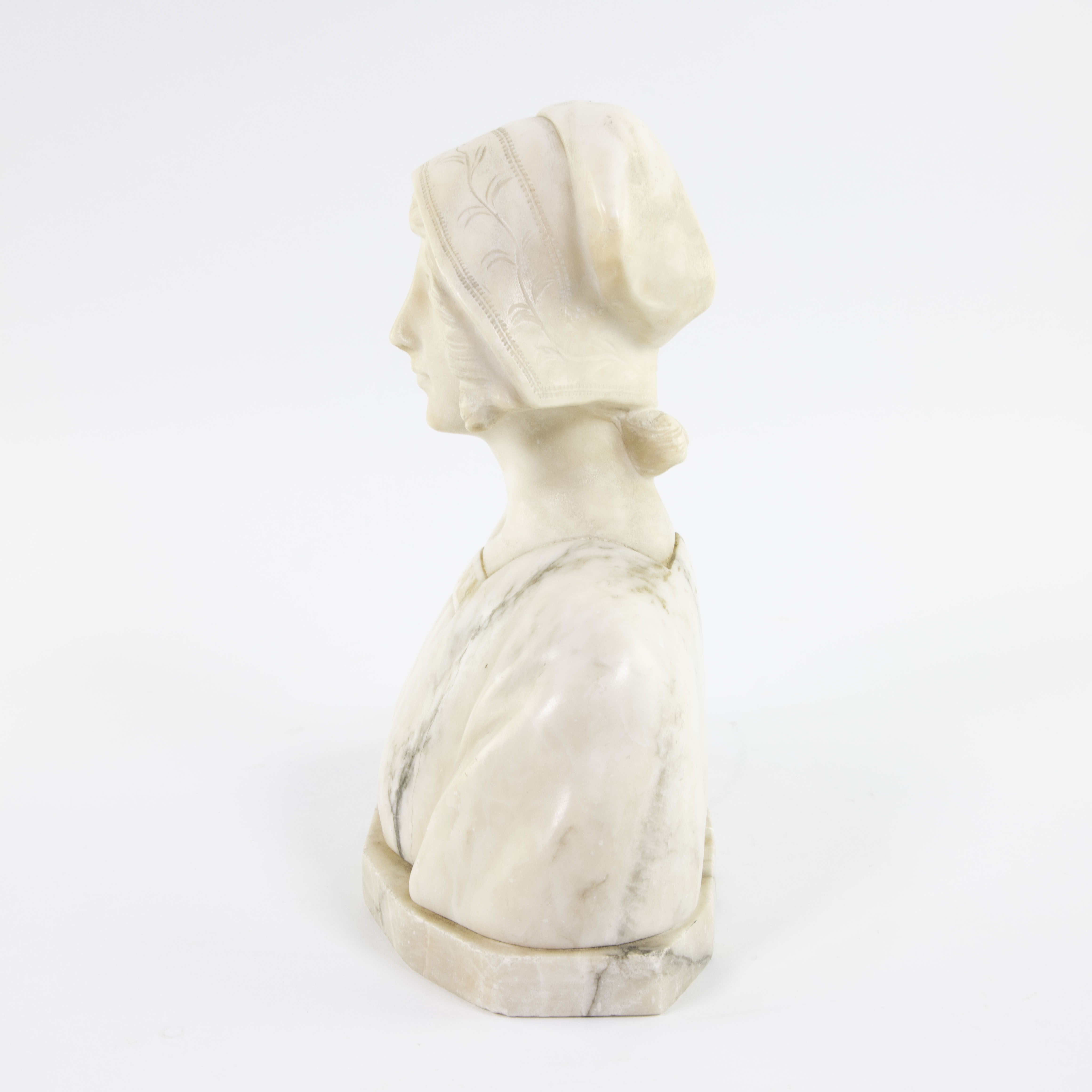 Marble bust of young lady, not signed - Image 2 of 4