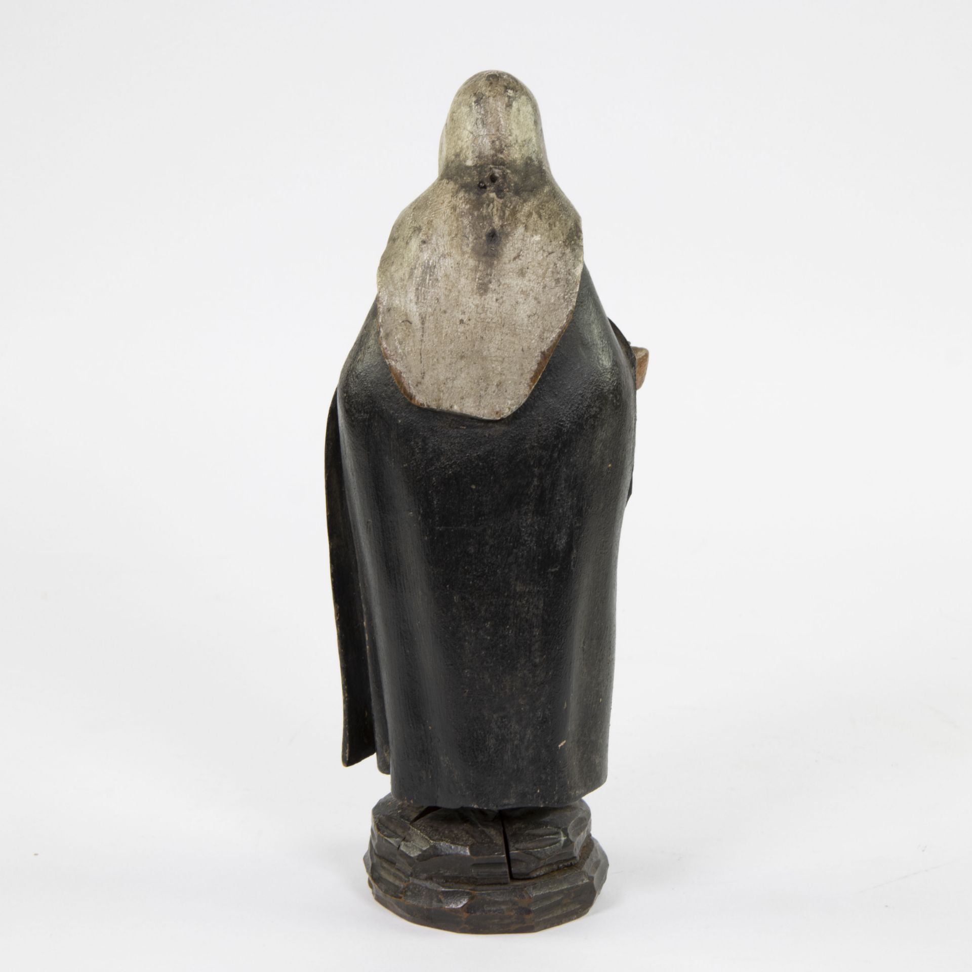 18th century wooden Spanish statue of a nun with glass eyes and with original polychromy - Bild 3 aus 4