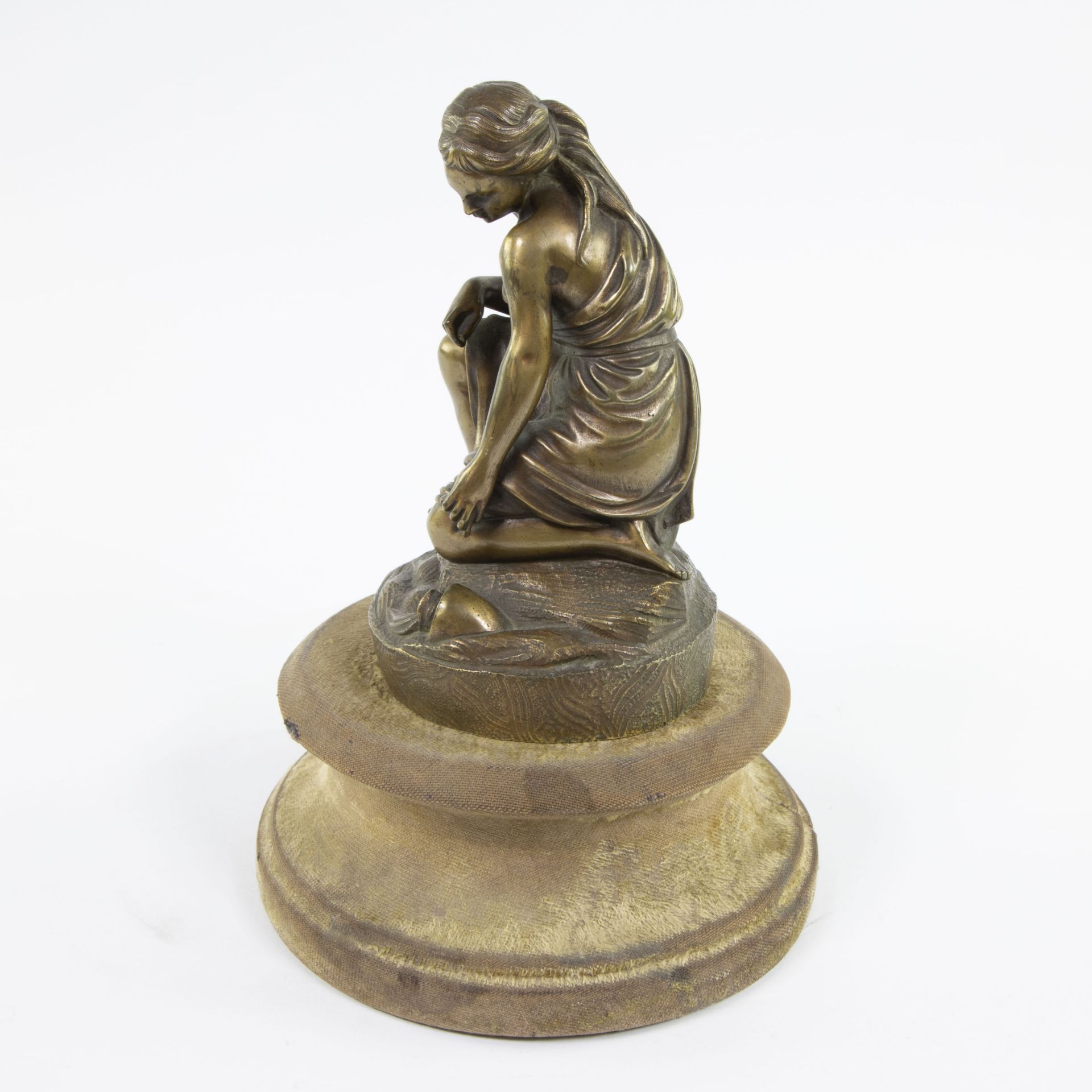 Gilt bronze of a sitting girl, not signed - Bild 3 aus 6